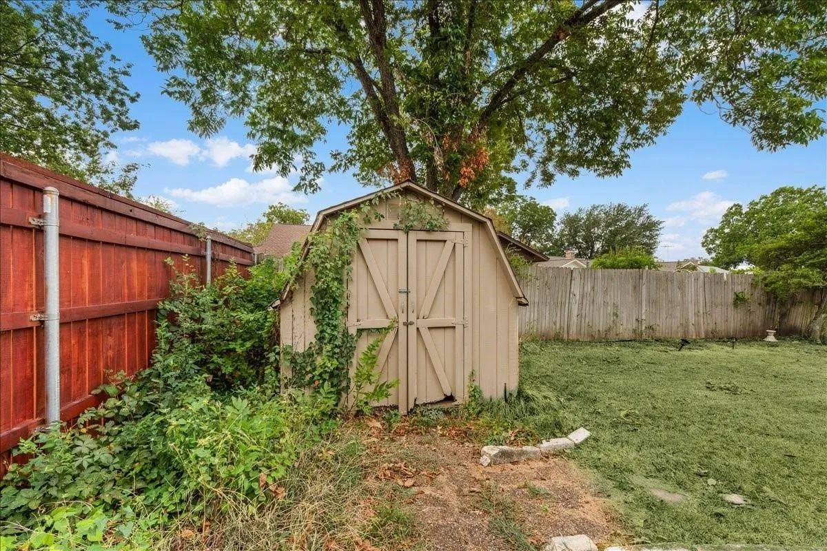 Single Family Residence For Sale in Tarrant County , 8933 Kincaid Drive, Benbrook, Texas 76116, 4 Bedroom, 2 Bathroom, 2 Garage spaces, 1,986 Sqft, built in 1967, mls#21400424, Real Estate Agent in Benbrook, Homes For Sale in Tarrant county, Homes For Sale in Benbrook, Realtor in Benbrook Texas, Real Estate Brokerage Independent Realty Texas, Luminita Cordes Realtor