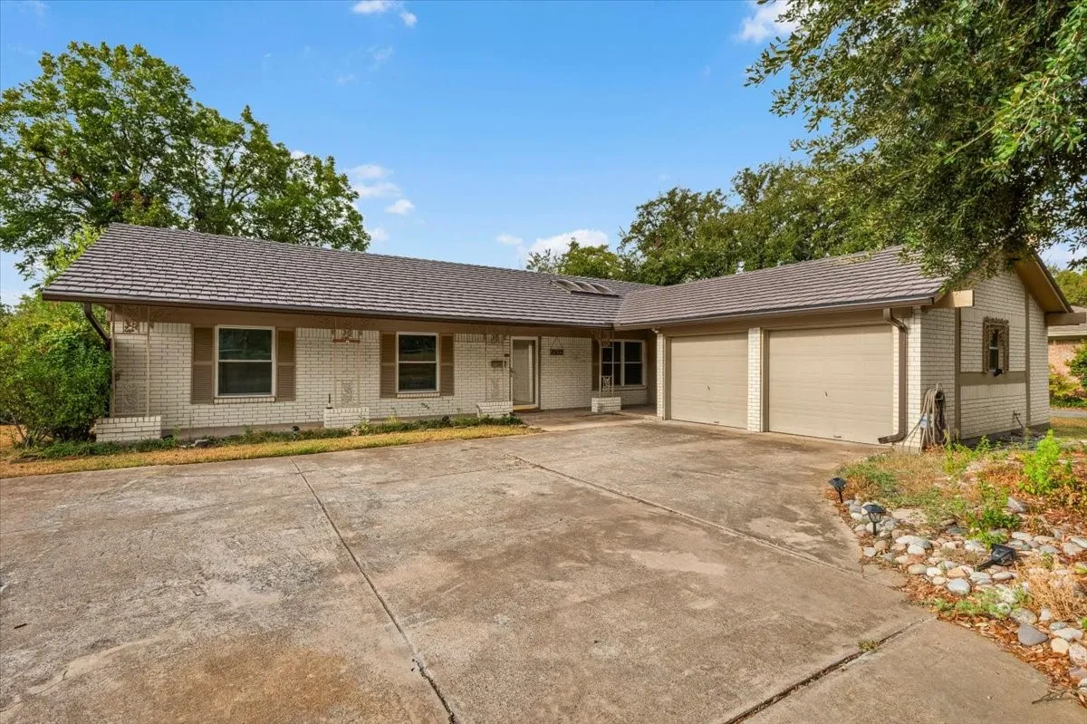 Single Family Residence For Sale in Tarrant County , 8933 Kincaid Drive, Benbrook, Texas 76116, 4 Bedroom, 2 Bathroom, 2 Garage spaces, 1,986 Sqft, built in 1967, mls#21400424, Real Estate Agent in Benbrook, Homes For Sale in Tarrant county, Homes For Sale in Benbrook, Realtor in Benbrook Texas, Real Estate Brokerage Independent Realty Texas, Luminita Cordes Realtor