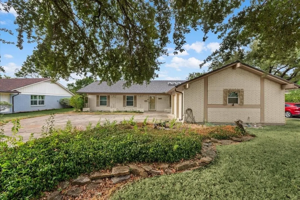 Single Family Residence For Sale in Tarrant County , 8933 Kincaid Drive, Benbrook, Texas 76116, 4 Bedroom, 2 Bathroom, 2 Garage spaces, 1,986 Sqft, built in 1967, mls#21400424, Real Estate Agent in Benbrook, Homes For Sale in Tarrant county, Homes For Sale in Benbrook, Realtor in Benbrook Texas, Real Estate Brokerage Independent Realty Texas, Luminita Cordes Realtor