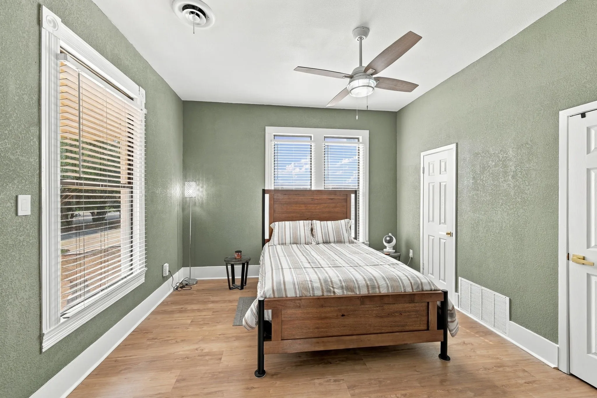 Single Family Residence For Sale in Johnson County , 311 N Pendell Avenue, Cleburne, Texas 76033, 3 Bedroom, 1 Bathroom, Garage spaces, 1,260 Sqft, built in 1930, mls#21400411, Real Estate Agent in Cleburne, Homes For Sale in Johnson county, Homes For Sale in Cleburne, Realtor in Cleburne Texas, Real Estate Brokerage Independent Realty Texas, Luminita Cordes Realtor