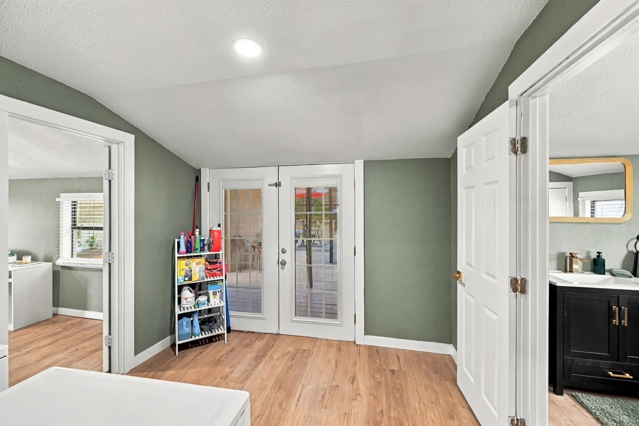 Single Family Residence For Sale in Johnson County , 311 N Pendell Avenue, Cleburne, Texas 76033, 3 Bedroom, 1 Bathroom, Garage spaces, 1,260 Sqft, built in 1930, mls#21400411, Real Estate Agent in Cleburne, Homes For Sale in Johnson county, Homes For Sale in Cleburne, Realtor in Cleburne Texas, Real Estate Brokerage Independent Realty Texas, Luminita Cordes Realtor
