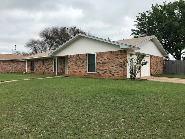 Single Family Residence For Rent in Taylor County , 5325 Southmoor Drive, Abilene, Texas 79606, 3 Bedroom, 2 Bathroom, 2 Garage spaces, 1,431 Sqft, built in 1980, mls#21400872, Real Estate Agent in Abilene, Homes For Rent in Taylor county, Homes For Rent in Abilene, Realtor in Abilene Texas, Real Estate Brokerage Independent Realty Texas, Luminita Cordes Realtor