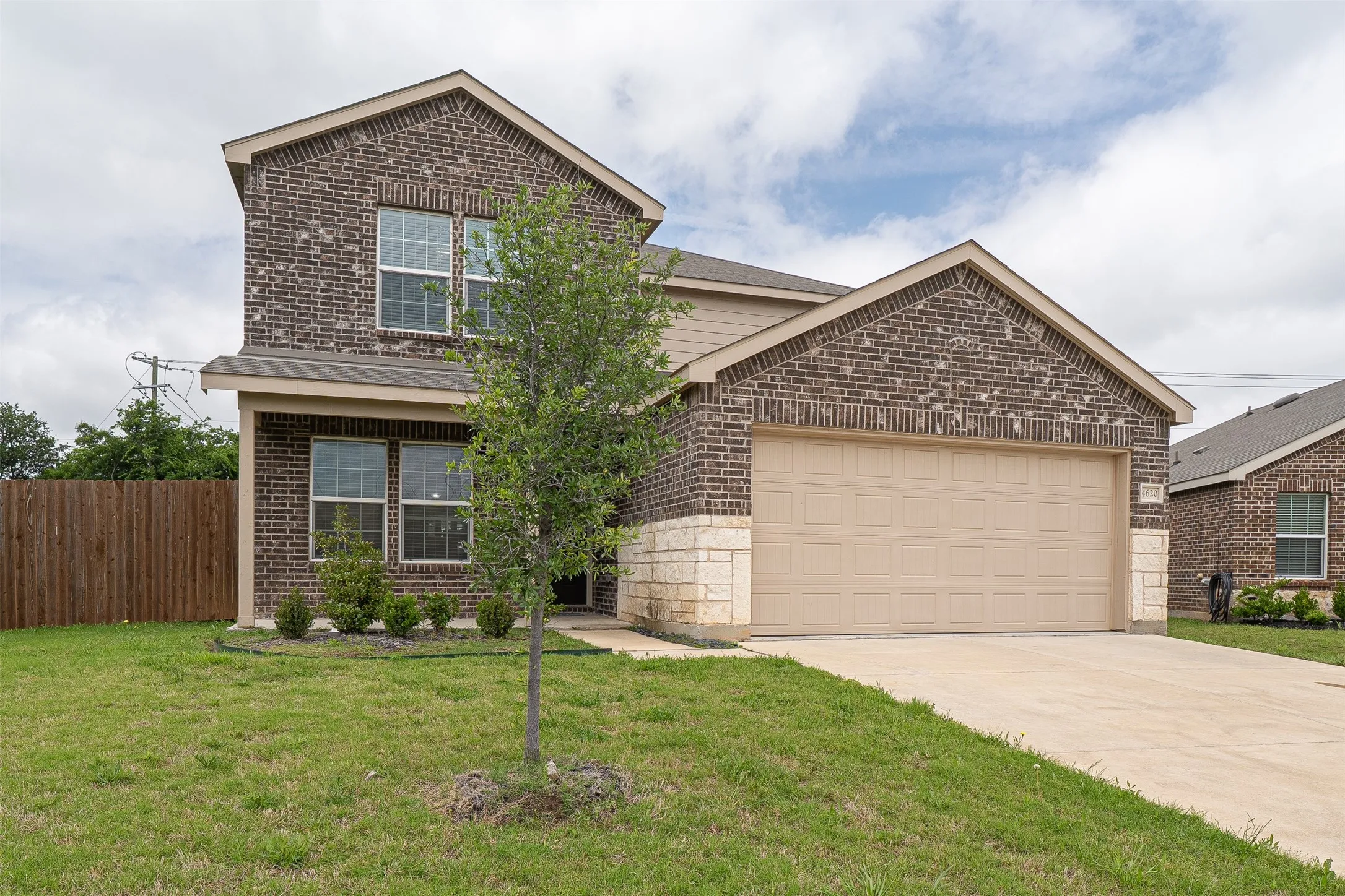 Single Family Residence For Sale in Tarrant County , 4620 Knoll Gardens Way, Fort Worth, Texas 76036, 4 Bedroom, 3 Bathroom, 2 Garage spaces, 2,656 Sqft, built in 2022, mls#21400158, Real Estate Agent in Fort Worth, Homes For Sale in Tarrant county, Homes For Sale in Fort Worth, Realtor in Fort Worth Texas, Real Estate Brokerage Independent Realty Texas, Luminita Cordes Realtor