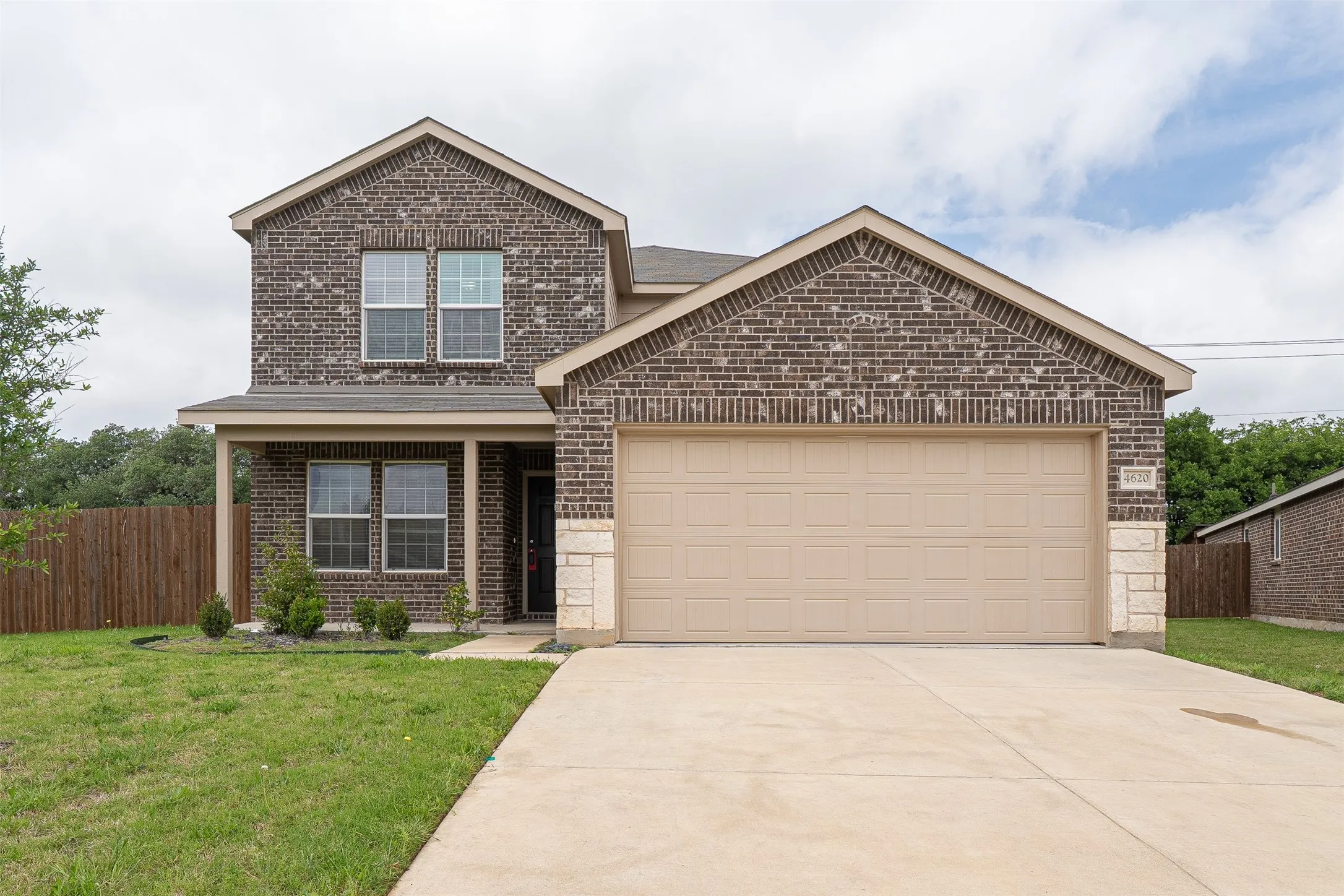 Single Family Residence For Sale in Tarrant County , 4620 Knoll Gardens Way, Fort Worth, Texas 76036, 4 Bedroom, 3 Bathroom, 2 Garage spaces, 2,656 Sqft, built in 2022, mls#21400158, Real Estate Agent in Fort Worth, Homes For Sale in Tarrant county, Homes For Sale in Fort Worth, Realtor in Fort Worth Texas, Real Estate Brokerage Independent Realty Texas, Luminita Cordes Realtor