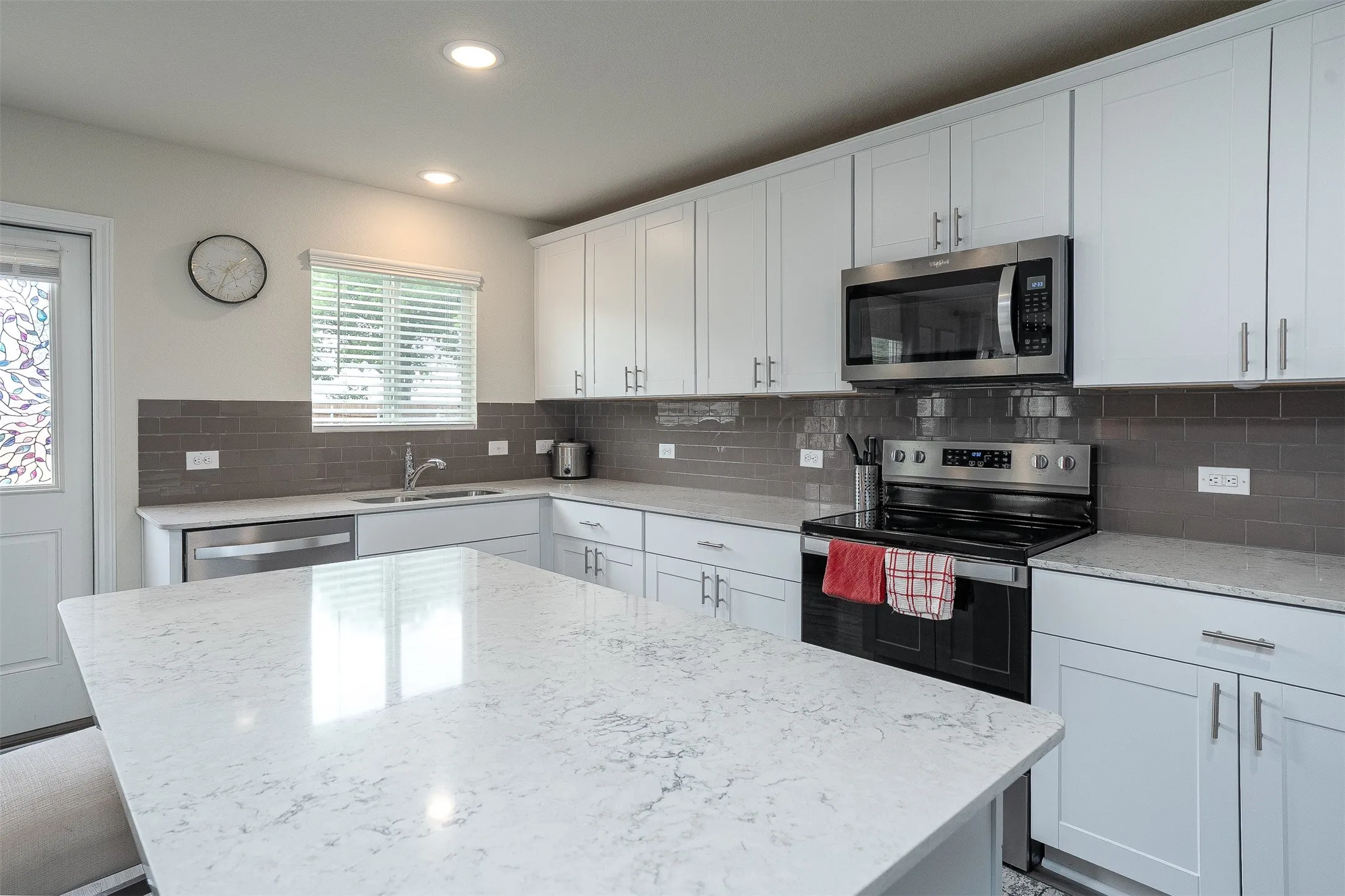 Single Family Residence For Sale in Tarrant County , 4620 Knoll Gardens Way, Fort Worth, Texas 76036, 4 Bedroom, 3 Bathroom, 2 Garage spaces, 2,656 Sqft, built in 2022, mls#21400158, Real Estate Agent in Fort Worth, Homes For Sale in Tarrant county, Homes For Sale in Fort Worth, Realtor in Fort Worth Texas, Real Estate Brokerage Independent Realty Texas, Luminita Cordes Realtor