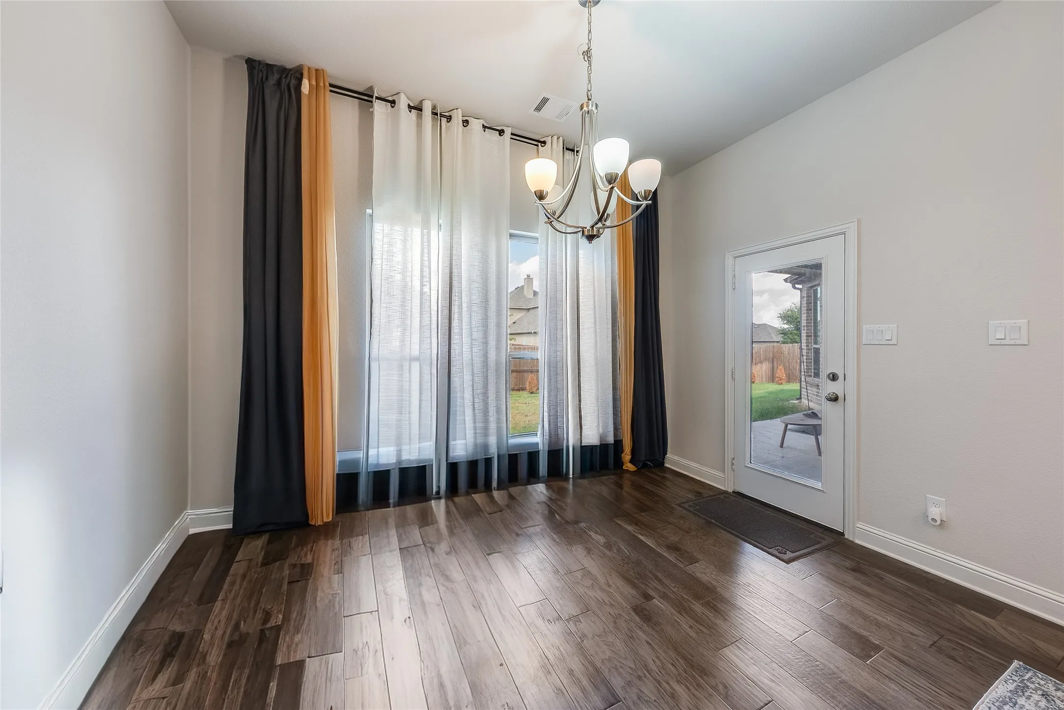 Single Family Residence For Sale in Ellis County , 425 Brushwood Lane, Waxahachie, Texas 75165, 4 Bedroom, 3 Bathroom, 2 Garage spaces, 2,425 Sqft, built in 2021, mls#21388681, Real Estate Agent in Waxahachie, Homes For Sale in Ellis county, Homes For Sale in Waxahachie, Realtor in Waxahachie Texas, Real Estate Brokerage Independent Realty Texas, Luminita Cordes Realtor