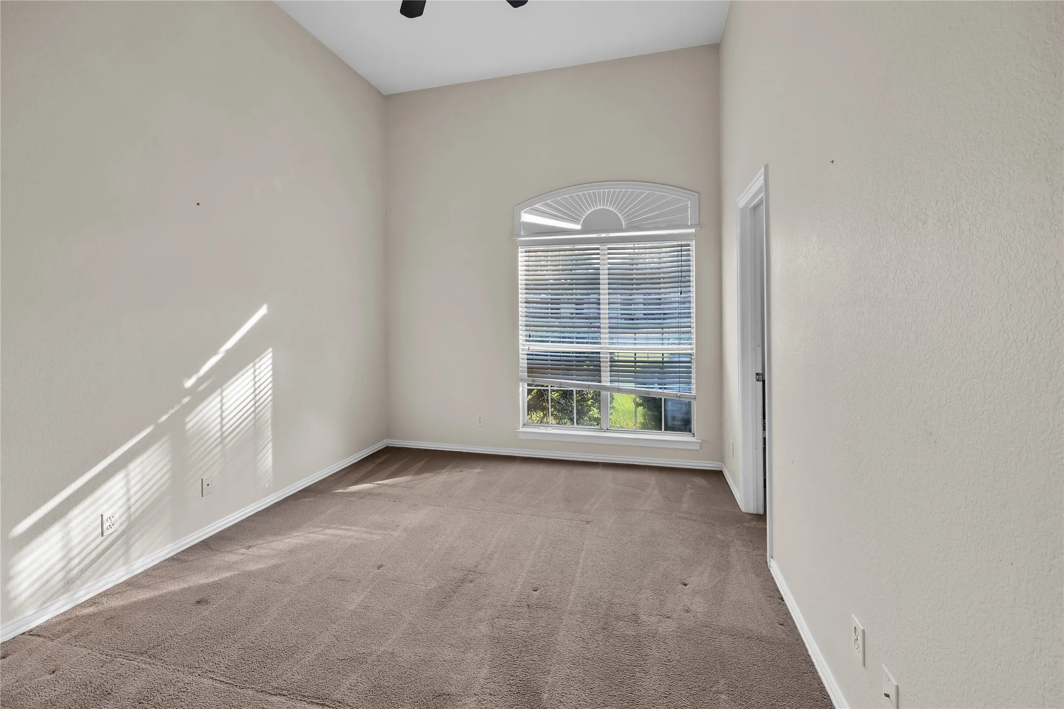 Single Family Residence For Sale in Johnson County , 706 Meadowview, Cleburne, Texas 76033, 3 Bedroom, 3 Bathroom, 2 Garage spaces, 2,511 Sqft, built in 2001, mls#21400884, Real Estate Agent in Cleburne, Homes For Sale in Johnson county, Homes For Sale in Cleburne, Realtor in Cleburne Texas, Real Estate Brokerage Independent Realty Texas, Luminita Cordes Realtor