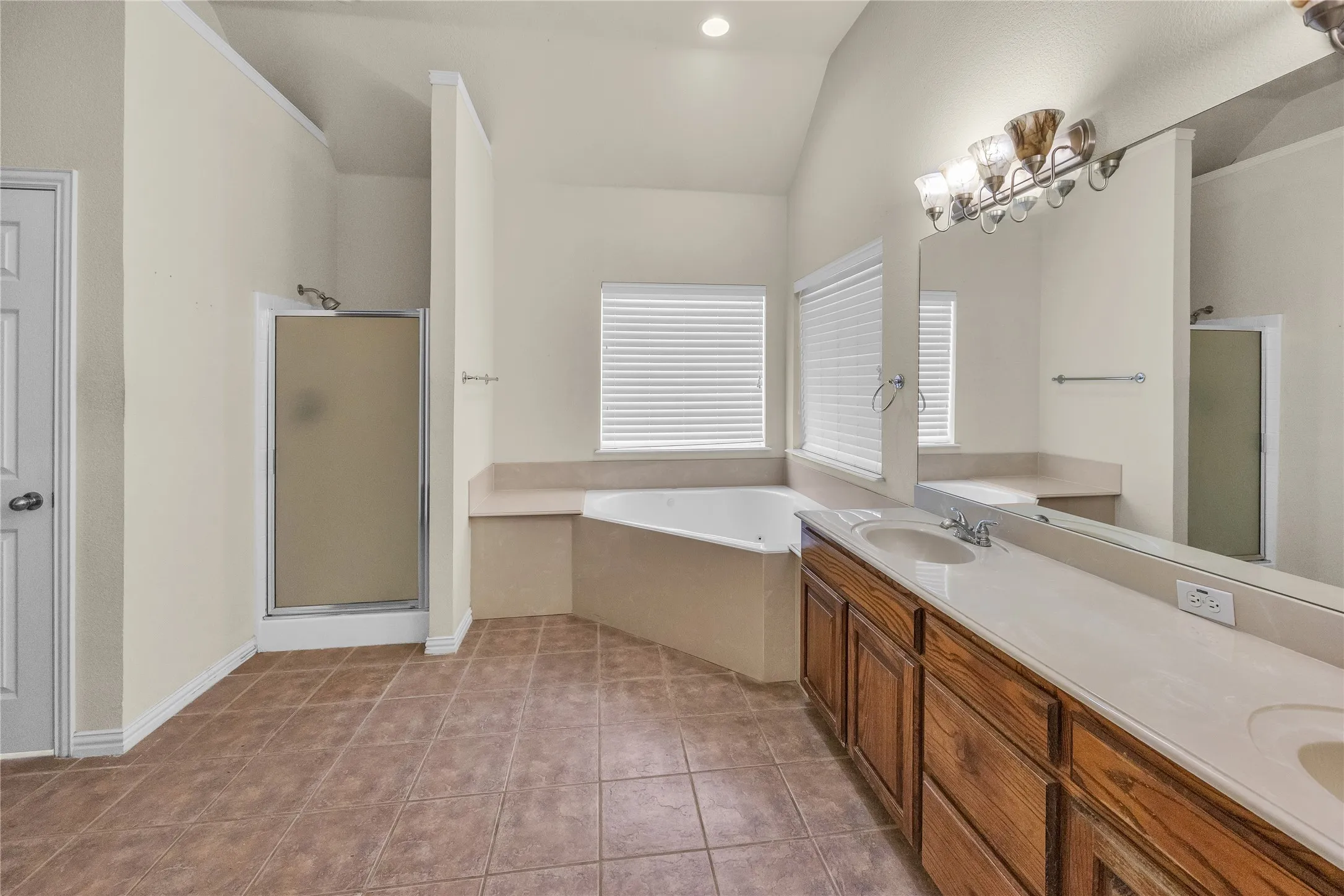 Single Family Residence For Sale in Johnson County , 706 Meadowview, Cleburne, Texas 76033, 3 Bedroom, 3 Bathroom, 2 Garage spaces, 2,511 Sqft, built in 2001, mls#21400884, Real Estate Agent in Cleburne, Homes For Sale in Johnson county, Homes For Sale in Cleburne, Realtor in Cleburne Texas, Real Estate Brokerage Independent Realty Texas, Luminita Cordes Realtor