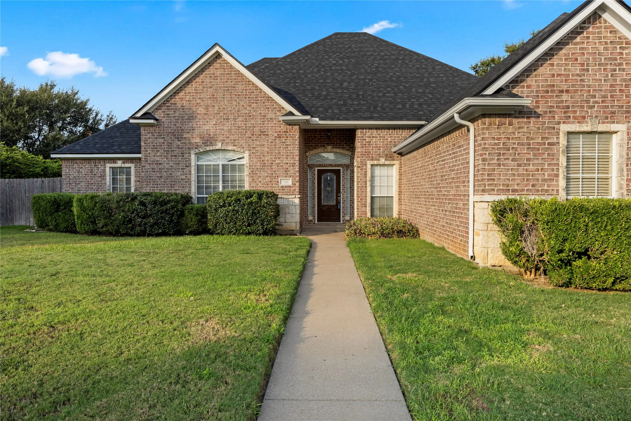 Single Family Residence For Sale in Johnson County , 706 Meadowview, Cleburne, Texas 76033, 3 Bedroom, 3 Bathroom, 2 Garage spaces, 2,511 Sqft, built in 2001, mls#21400884, Real Estate Agent in Cleburne, Homes For Sale in Johnson county, Homes For Sale in Cleburne, Realtor in Cleburne Texas, Real Estate Brokerage Independent Realty Texas, Luminita Cordes Realtor