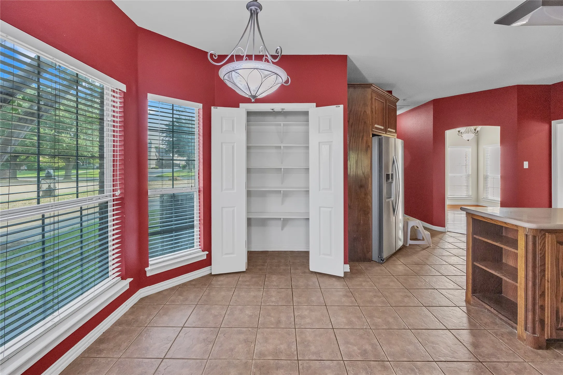 Single Family Residence For Sale in Johnson County , 706 Meadowview, Cleburne, Texas 76033, 3 Bedroom, 3 Bathroom, 2 Garage spaces, 2,511 Sqft, built in 2001, mls#21400884, Real Estate Agent in Cleburne, Homes For Sale in Johnson county, Homes For Sale in Cleburne, Realtor in Cleburne Texas, Real Estate Brokerage Independent Realty Texas, Luminita Cordes Realtor