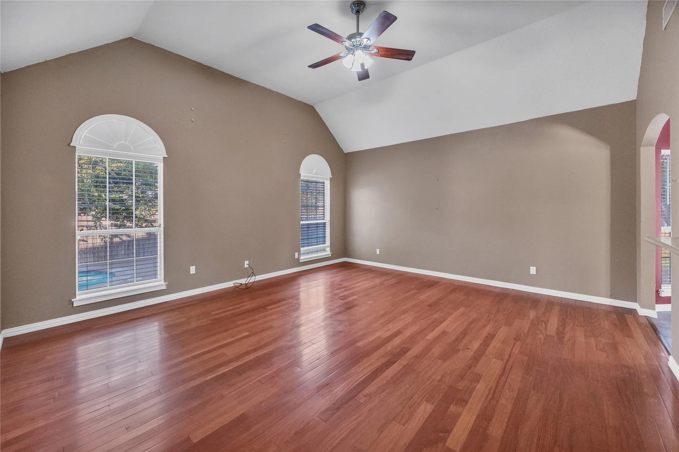 Single Family Residence For Sale in Johnson County , 706 Meadowview, Cleburne, Texas 76033, 3 Bedroom, 3 Bathroom, 2 Garage spaces, 2,511 Sqft, built in 2001, mls#21400884, Real Estate Agent in Cleburne, Homes For Sale in Johnson county, Homes For Sale in Cleburne, Realtor in Cleburne Texas, Real Estate Brokerage Independent Realty Texas, Luminita Cordes Realtor