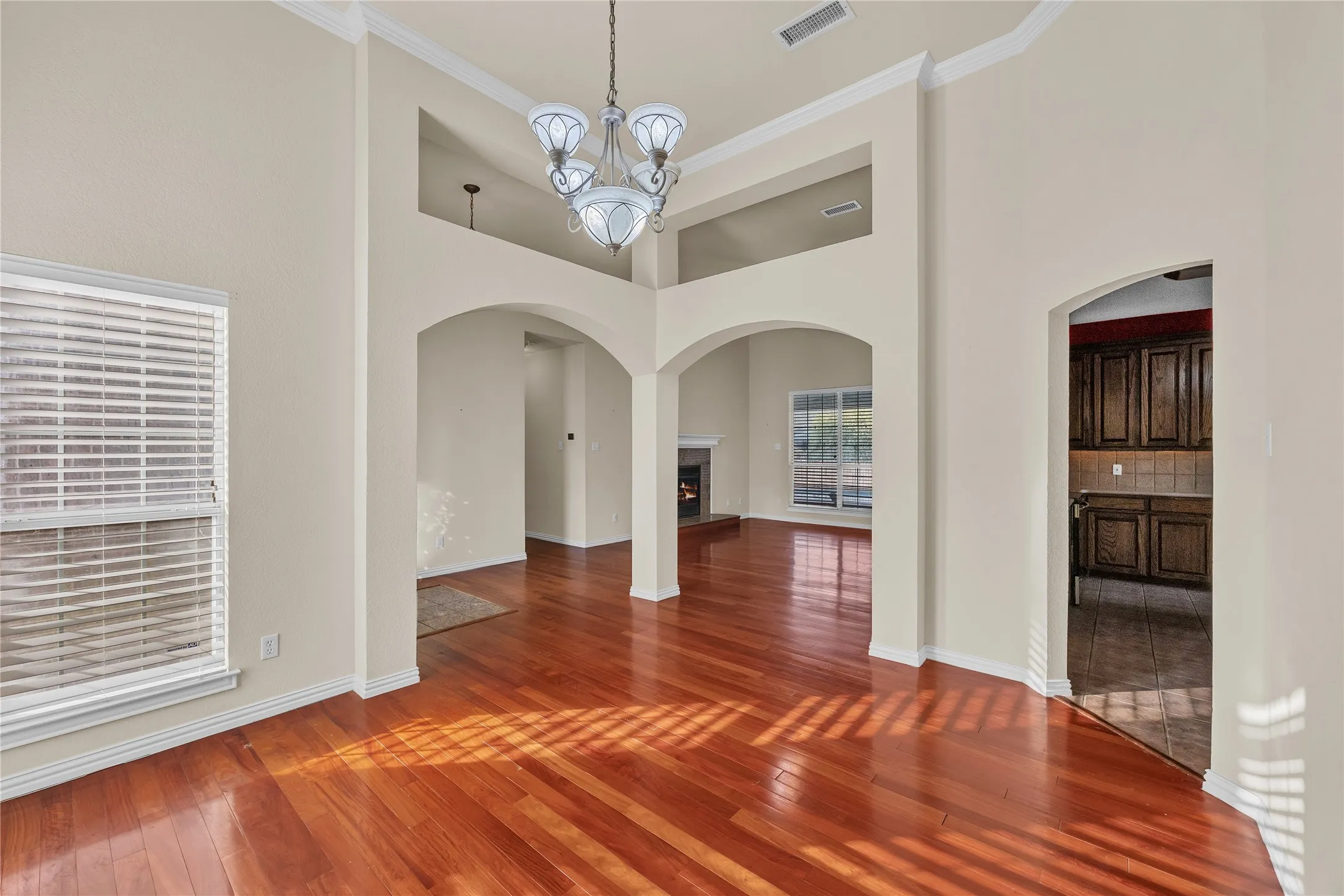 Single Family Residence For Sale in Johnson County , 706 Meadowview, Cleburne, Texas 76033, 3 Bedroom, 3 Bathroom, 2 Garage spaces, 2,511 Sqft, built in 2001, mls#21400884, Real Estate Agent in Cleburne, Homes For Sale in Johnson county, Homes For Sale in Cleburne, Realtor in Cleburne Texas, Real Estate Brokerage Independent Realty Texas, Luminita Cordes Realtor