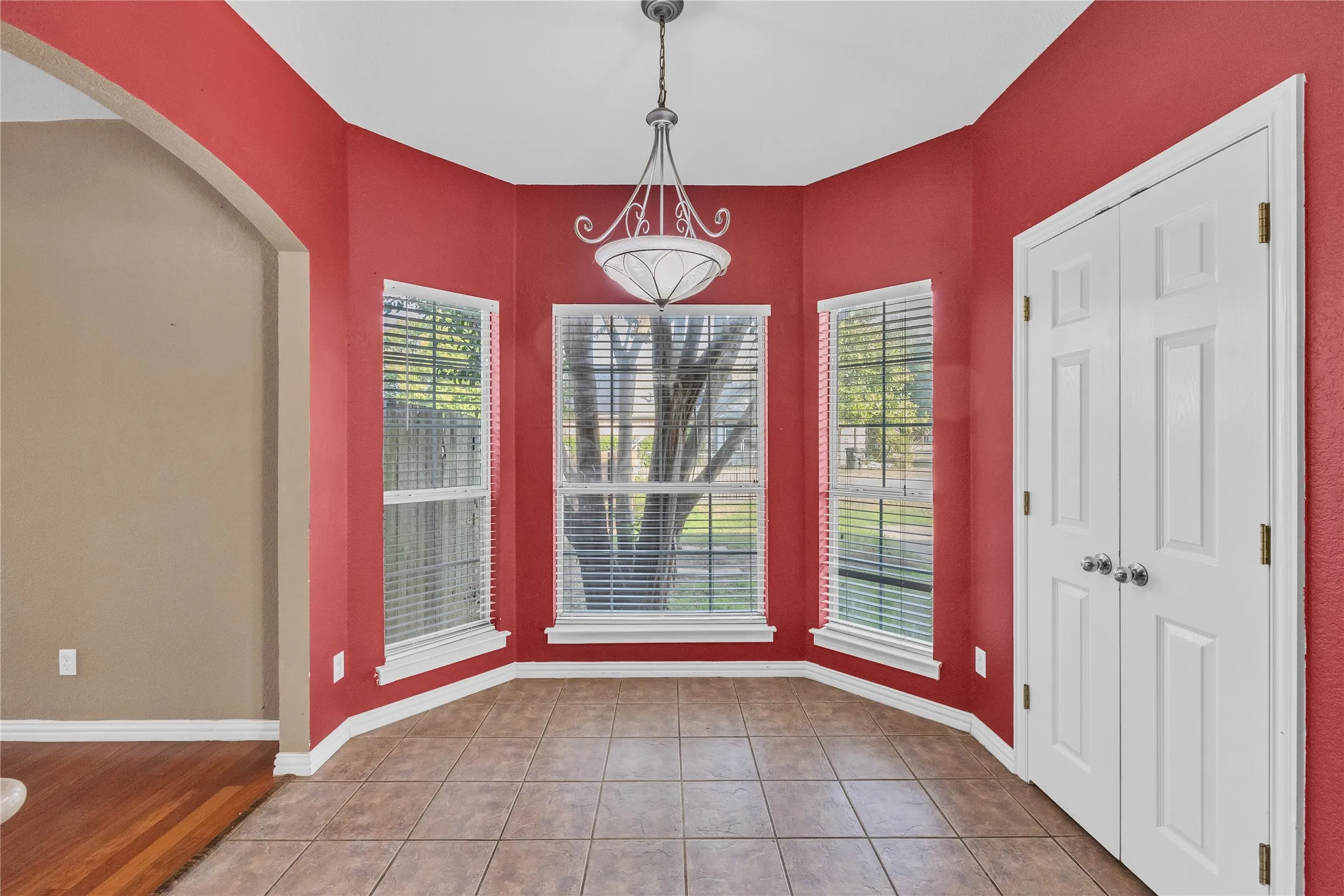 Single Family Residence For Sale in Johnson County , 706 Meadowview, Cleburne, Texas 76033, 3 Bedroom, 3 Bathroom, 2 Garage spaces, 2,511 Sqft, built in 2001, mls#21400884, Real Estate Agent in Cleburne, Homes For Sale in Johnson county, Homes For Sale in Cleburne, Realtor in Cleburne Texas, Real Estate Brokerage Independent Realty Texas, Luminita Cordes Realtor