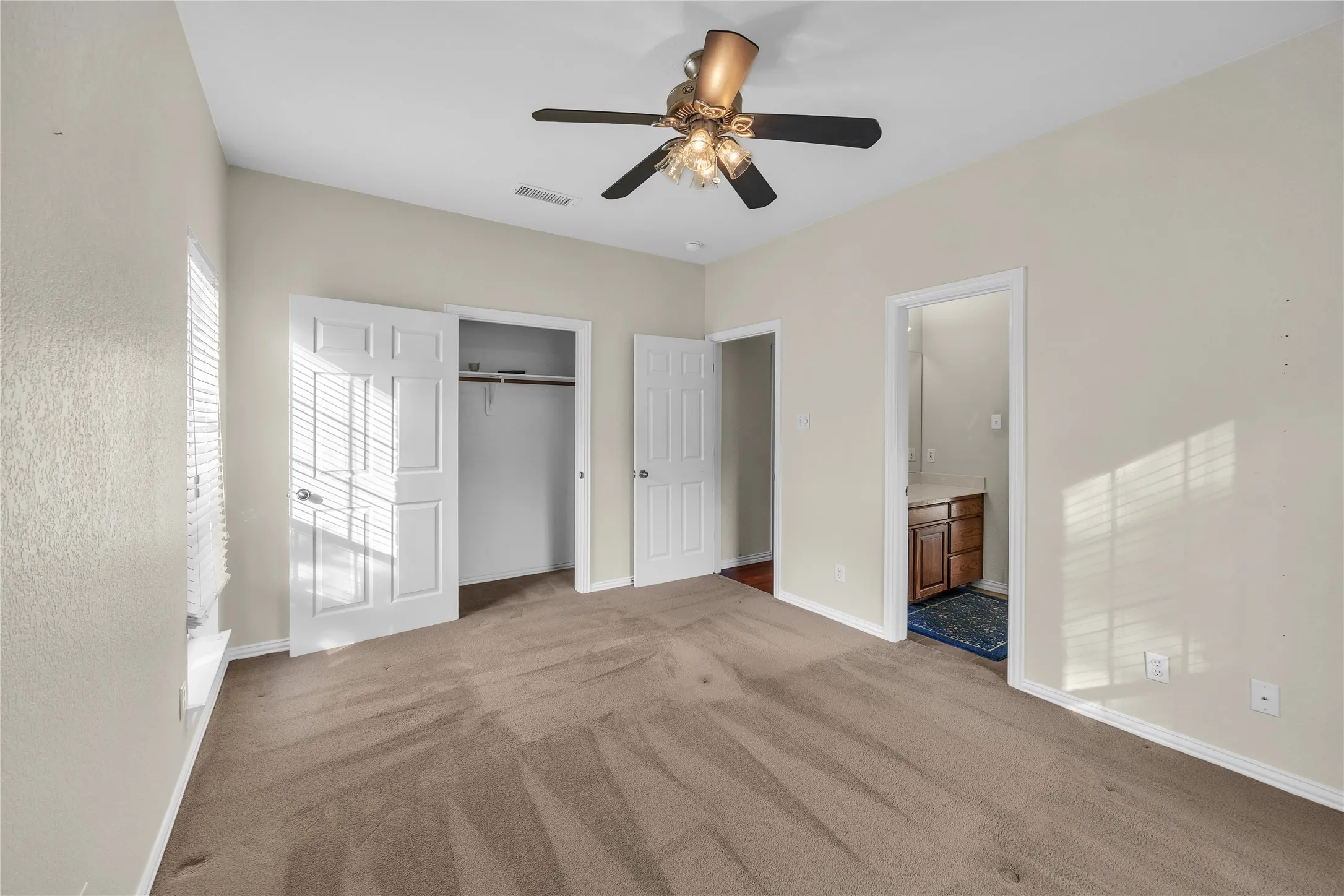 Single Family Residence For Sale in Johnson County , 706 Meadowview, Cleburne, Texas 76033, 3 Bedroom, 3 Bathroom, 2 Garage spaces, 2,511 Sqft, built in 2001, mls#21400884, Real Estate Agent in Cleburne, Homes For Sale in Johnson county, Homes For Sale in Cleburne, Realtor in Cleburne Texas, Real Estate Brokerage Independent Realty Texas, Luminita Cordes Realtor