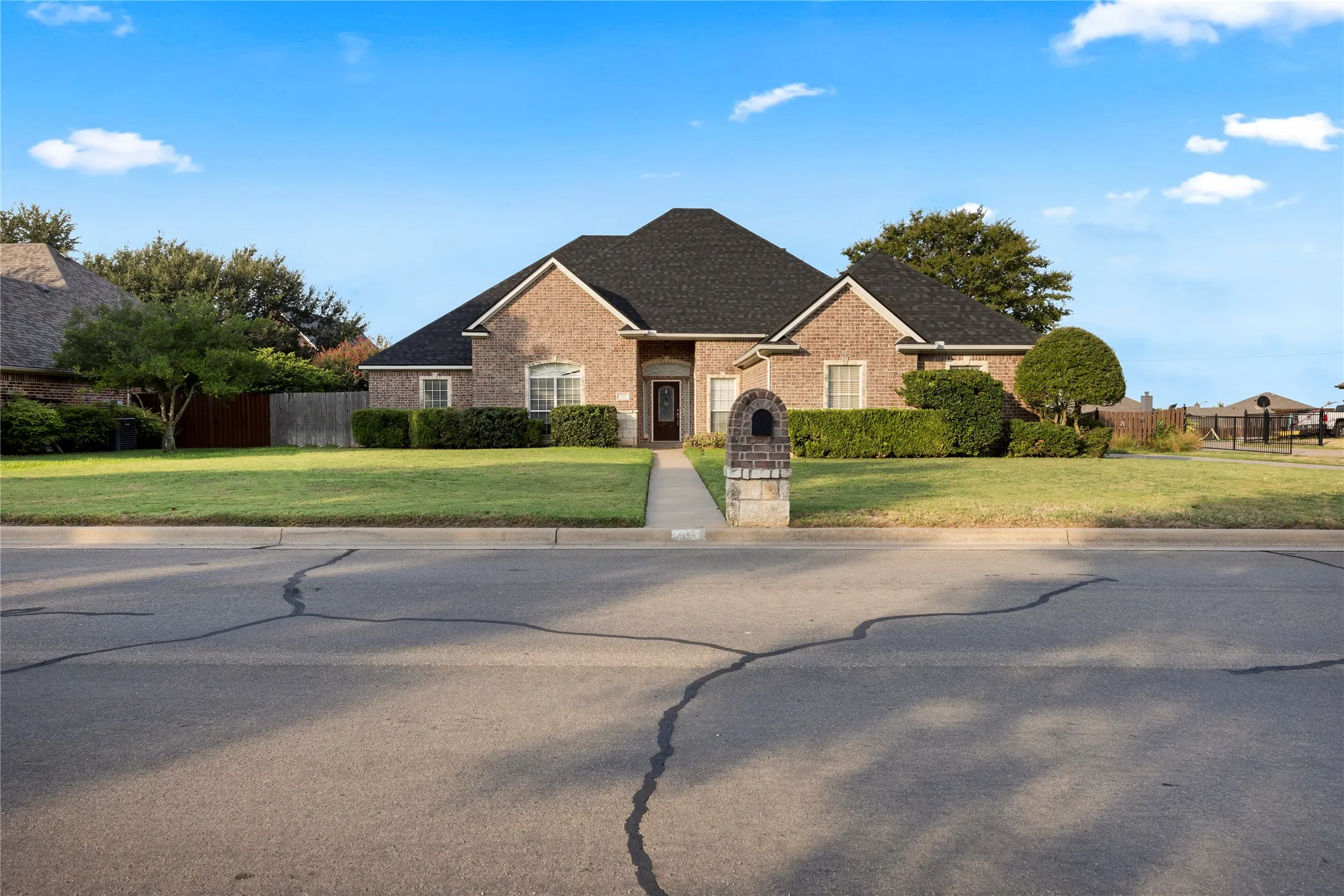 Single Family Residence For Sale in Johnson County , 706 Meadowview, Cleburne, Texas 76033, 3 Bedroom, 3 Bathroom, 2 Garage spaces, 2,511 Sqft, built in 2001, mls#21400884, Real Estate Agent in Cleburne, Homes For Sale in Johnson county, Homes For Sale in Cleburne, Realtor in Cleburne Texas, Real Estate Brokerage Independent Realty Texas, Luminita Cordes Realtor