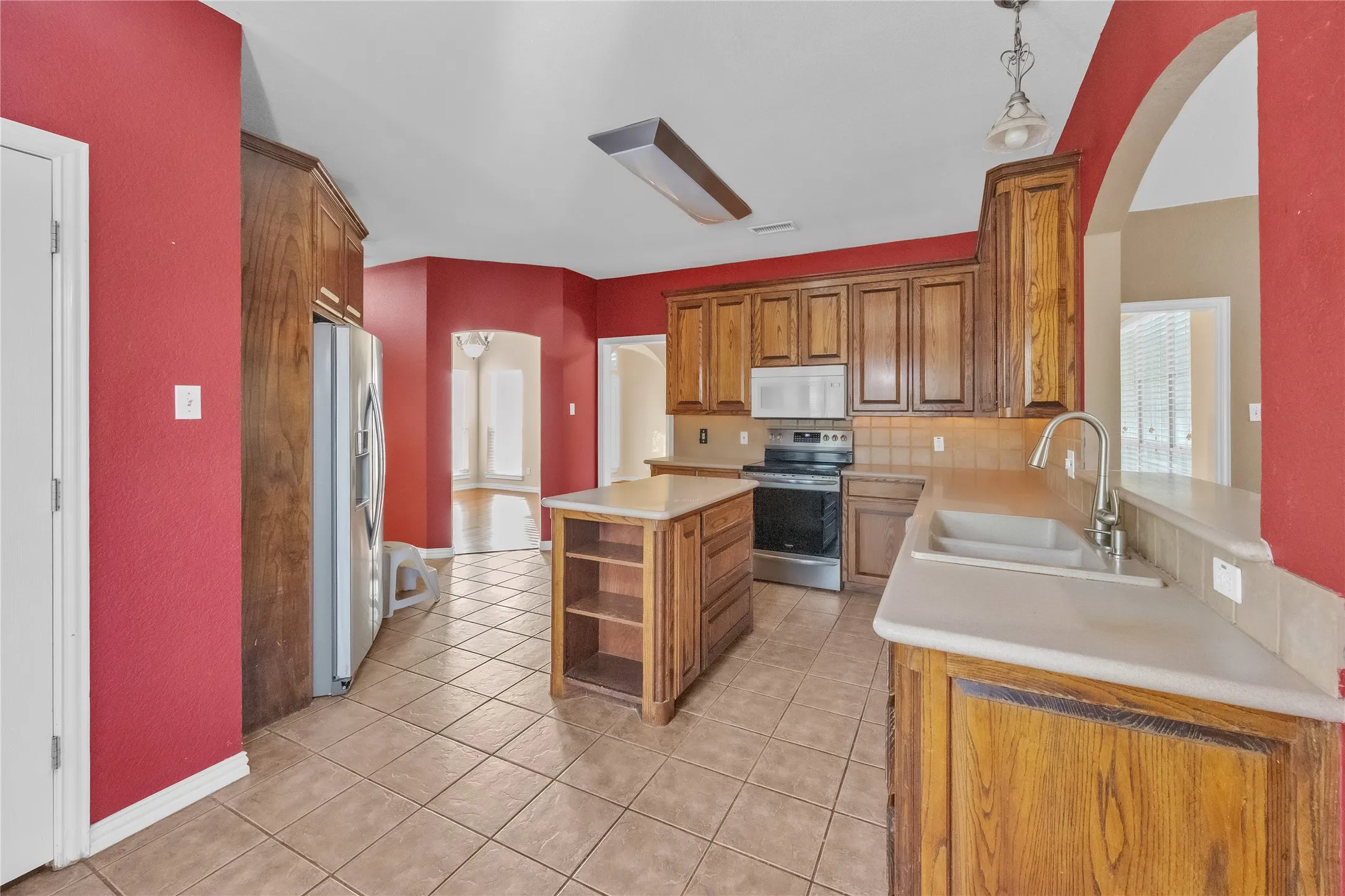 Single Family Residence For Sale in Johnson County , 706 Meadowview, Cleburne, Texas 76033, 3 Bedroom, 3 Bathroom, 2 Garage spaces, 2,511 Sqft, built in 2001, mls#21400884, Real Estate Agent in Cleburne, Homes For Sale in Johnson county, Homes For Sale in Cleburne, Realtor in Cleburne Texas, Real Estate Brokerage Independent Realty Texas, Luminita Cordes Realtor