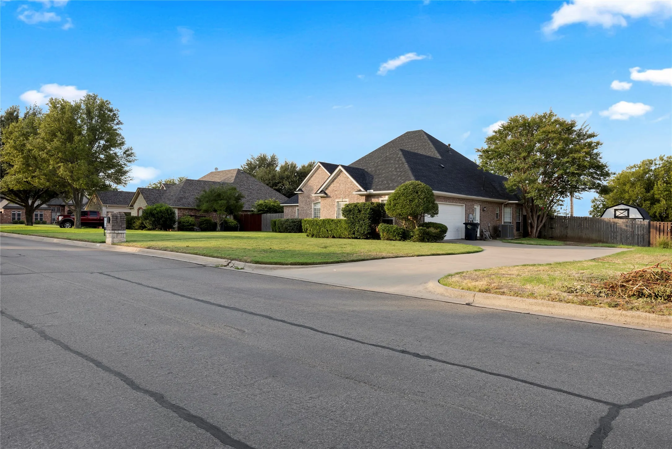 Single Family Residence For Sale in Johnson County , 706 Meadowview, Cleburne, Texas 76033, 3 Bedroom, 3 Bathroom, 2 Garage spaces, 2,511 Sqft, built in 2001, mls#21400884, Real Estate Agent in Cleburne, Homes For Sale in Johnson county, Homes For Sale in Cleburne, Realtor in Cleburne Texas, Real Estate Brokerage Independent Realty Texas, Luminita Cordes Realtor
