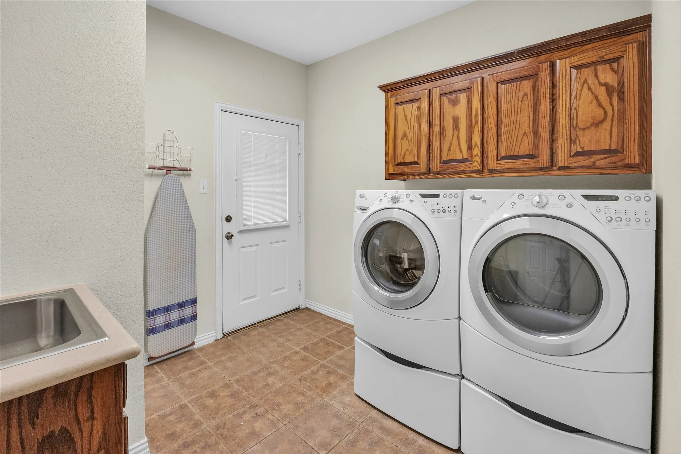 Single Family Residence For Sale in Johnson County , 706 Meadowview, Cleburne, Texas 76033, 3 Bedroom, 3 Bathroom, 2 Garage spaces, 2,511 Sqft, built in 2001, mls#21400884, Real Estate Agent in Cleburne, Homes For Sale in Johnson county, Homes For Sale in Cleburne, Realtor in Cleburne Texas, Real Estate Brokerage Independent Realty Texas, Luminita Cordes Realtor