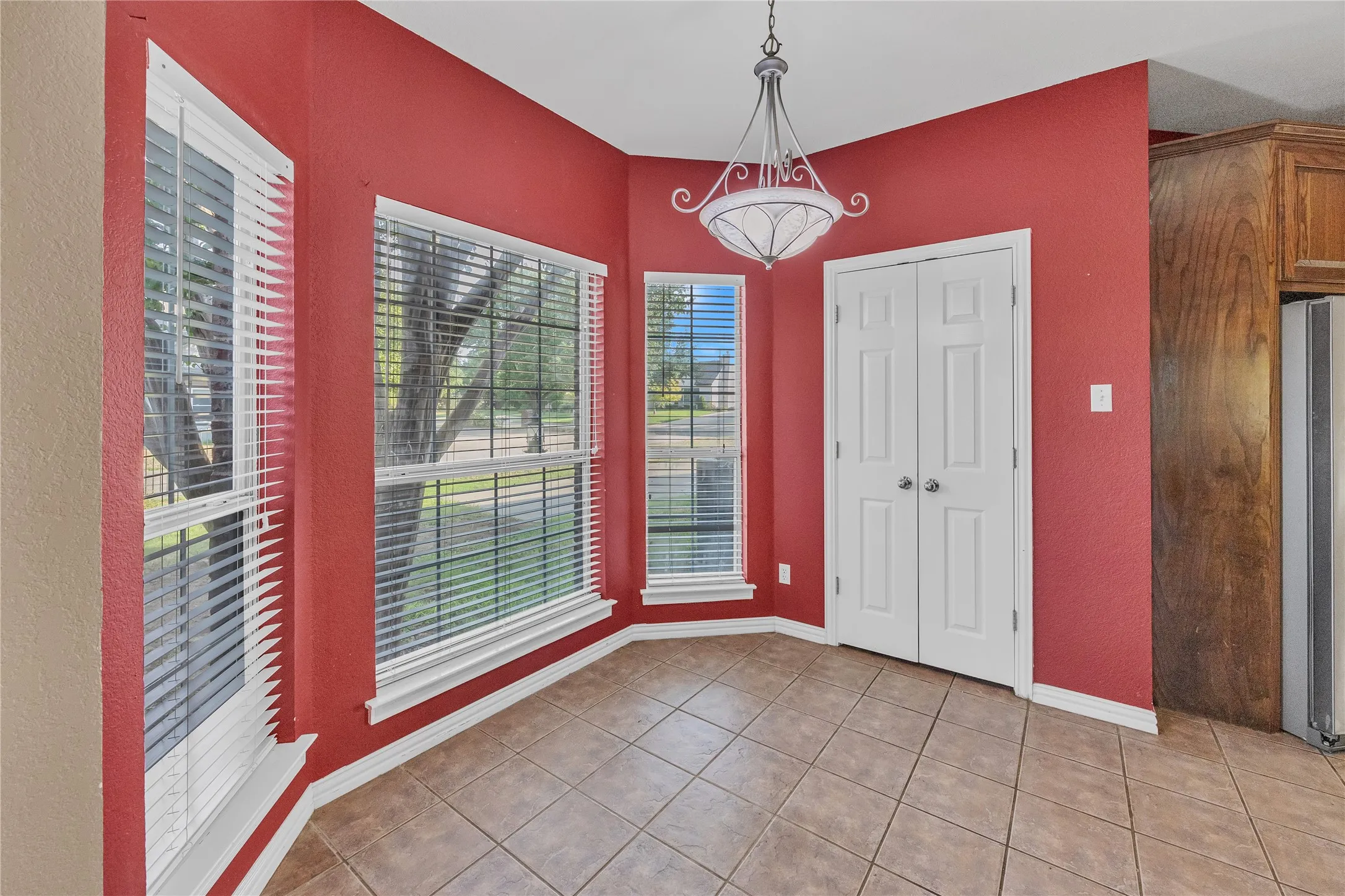 Single Family Residence For Sale in Johnson County , 706 Meadowview, Cleburne, Texas 76033, 3 Bedroom, 3 Bathroom, 2 Garage spaces, 2,511 Sqft, built in 2001, mls#21400884, Real Estate Agent in Cleburne, Homes For Sale in Johnson county, Homes For Sale in Cleburne, Realtor in Cleburne Texas, Real Estate Brokerage Independent Realty Texas, Luminita Cordes Realtor
