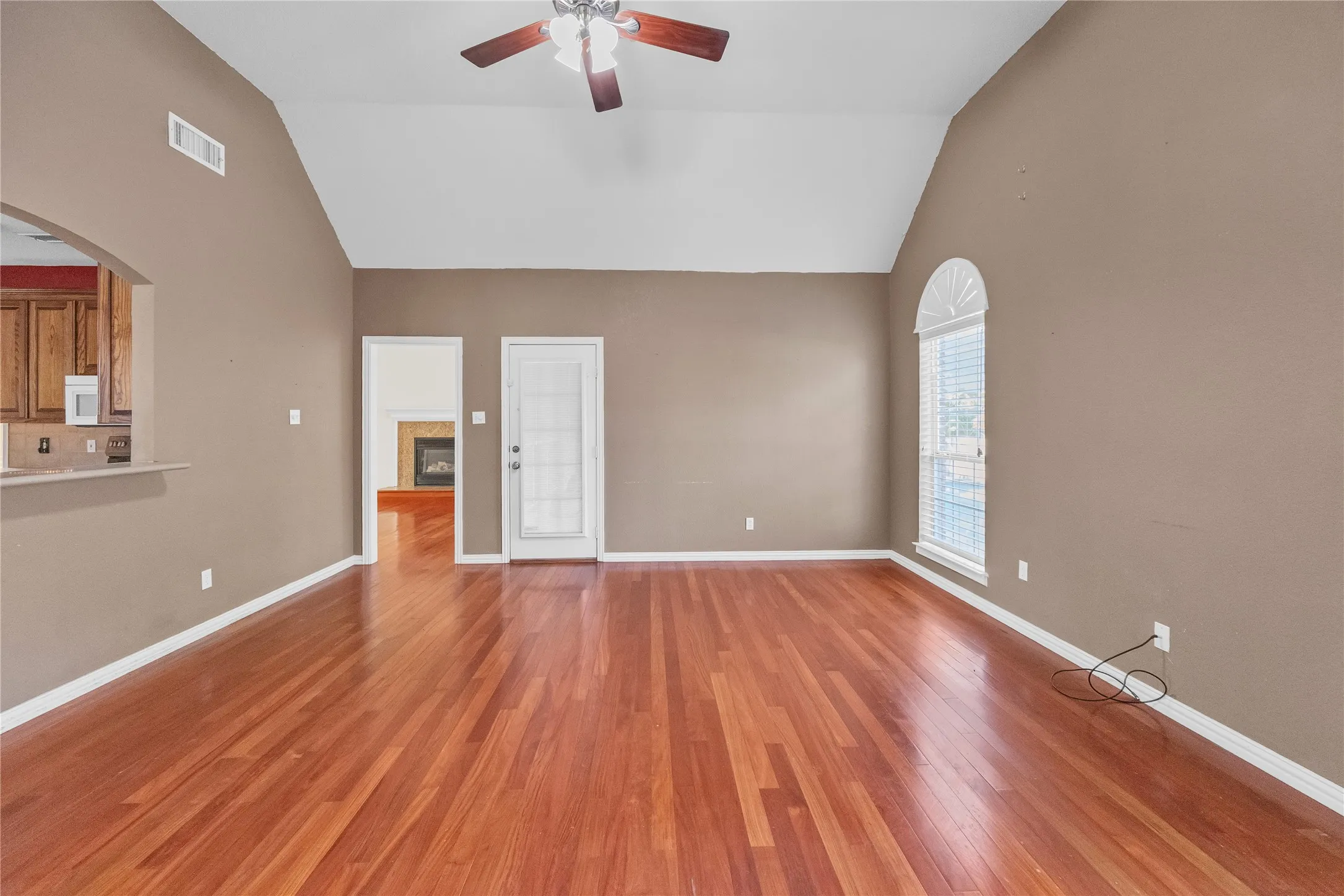 Single Family Residence For Sale in Johnson County , 706 Meadowview, Cleburne, Texas 76033, 3 Bedroom, 3 Bathroom, 2 Garage spaces, 2,511 Sqft, built in 2001, mls#21400884, Real Estate Agent in Cleburne, Homes For Sale in Johnson county, Homes For Sale in Cleburne, Realtor in Cleburne Texas, Real Estate Brokerage Independent Realty Texas, Luminita Cordes Realtor