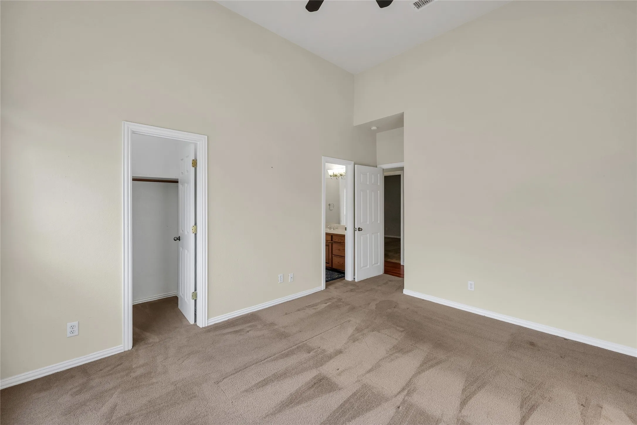 Single Family Residence For Sale in Johnson County , 706 Meadowview, Cleburne, Texas 76033, 3 Bedroom, 3 Bathroom, 2 Garage spaces, 2,511 Sqft, built in 2001, mls#21400884, Real Estate Agent in Cleburne, Homes For Sale in Johnson county, Homes For Sale in Cleburne, Realtor in Cleburne Texas, Real Estate Brokerage Independent Realty Texas, Luminita Cordes Realtor
