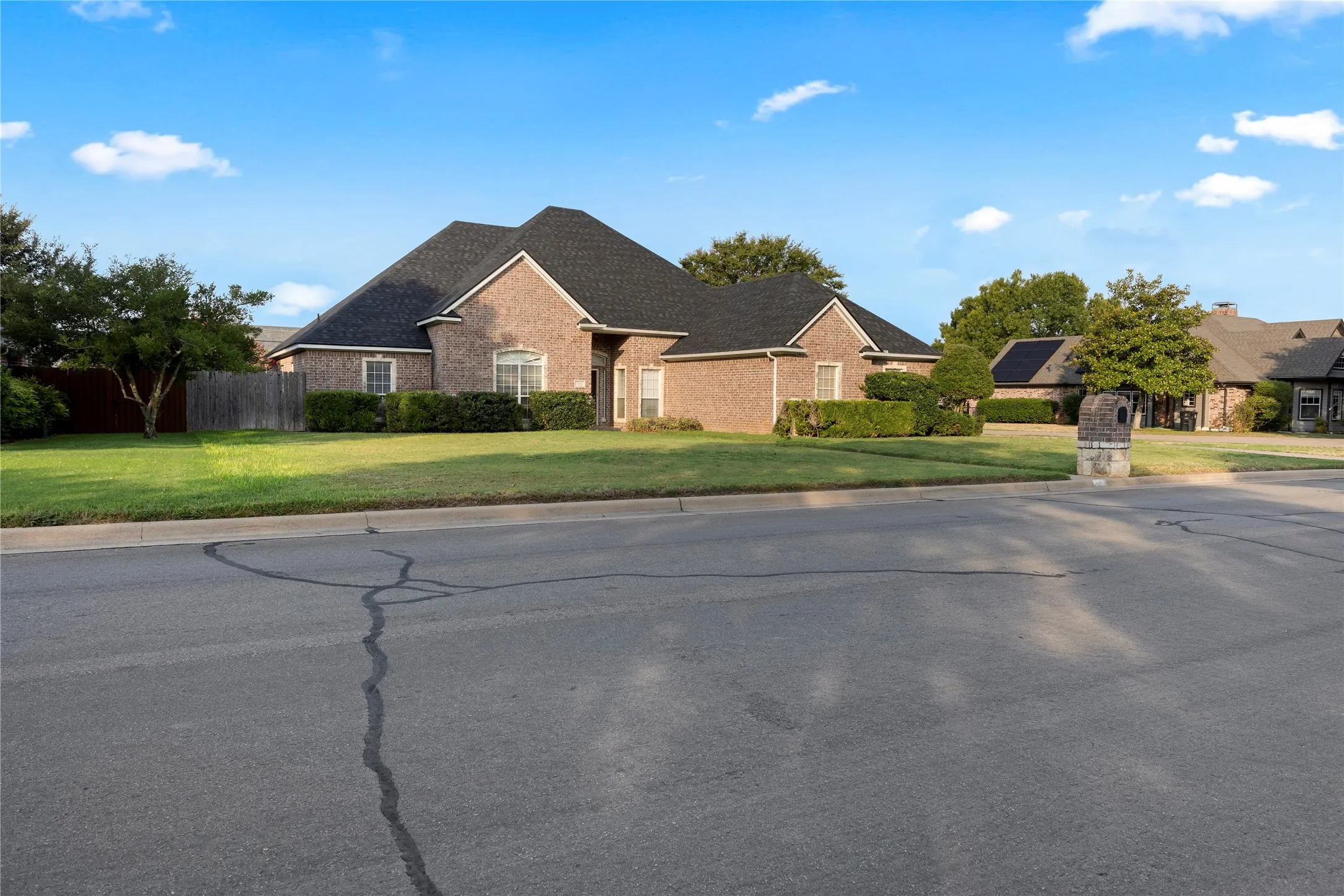 Single Family Residence For Sale in Johnson County , 706 Meadowview, Cleburne, Texas 76033, 3 Bedroom, 3 Bathroom, 2 Garage spaces, 2,511 Sqft, built in 2001, mls#21400884, Real Estate Agent in Cleburne, Homes For Sale in Johnson county, Homes For Sale in Cleburne, Realtor in Cleburne Texas, Real Estate Brokerage Independent Realty Texas, Luminita Cordes Realtor
