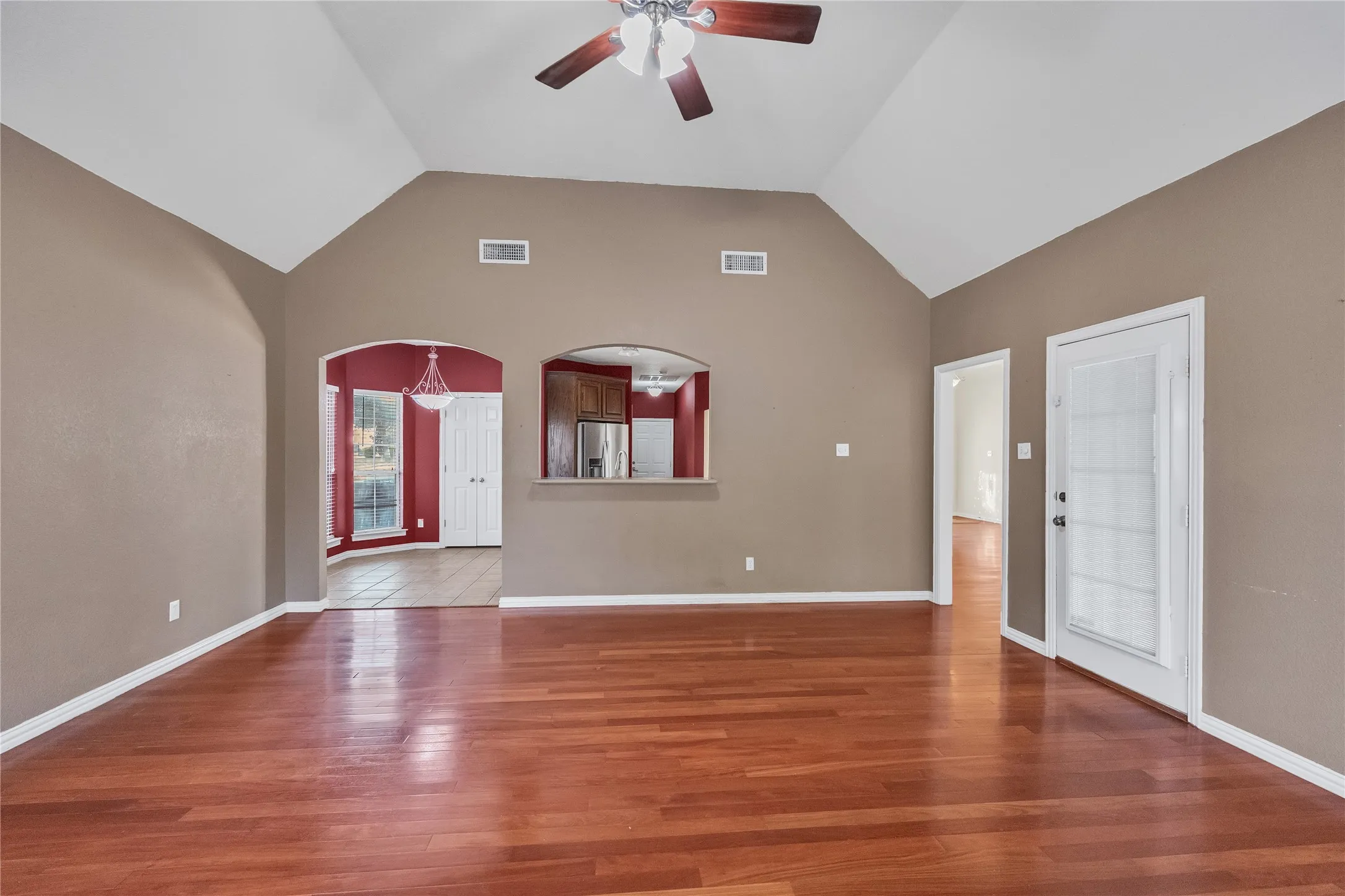 Single Family Residence For Sale in Johnson County , 706 Meadowview, Cleburne, Texas 76033, 3 Bedroom, 3 Bathroom, 2 Garage spaces, 2,511 Sqft, built in 2001, mls#21400884, Real Estate Agent in Cleburne, Homes For Sale in Johnson county, Homes For Sale in Cleburne, Realtor in Cleburne Texas, Real Estate Brokerage Independent Realty Texas, Luminita Cordes Realtor