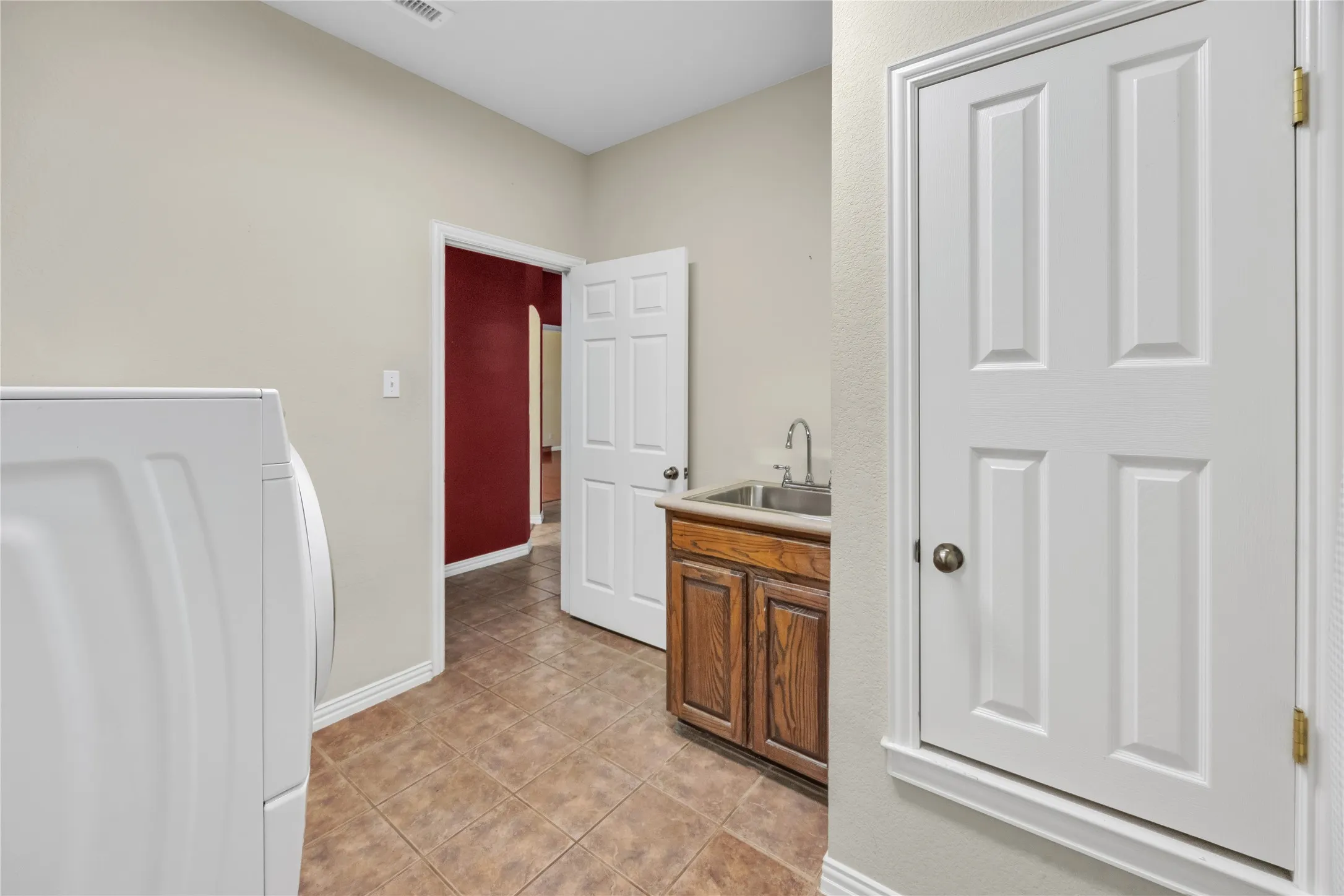 Single Family Residence For Sale in Johnson County , 706 Meadowview, Cleburne, Texas 76033, 3 Bedroom, 3 Bathroom, 2 Garage spaces, 2,511 Sqft, built in 2001, mls#21400884, Real Estate Agent in Cleburne, Homes For Sale in Johnson county, Homes For Sale in Cleburne, Realtor in Cleburne Texas, Real Estate Brokerage Independent Realty Texas, Luminita Cordes Realtor