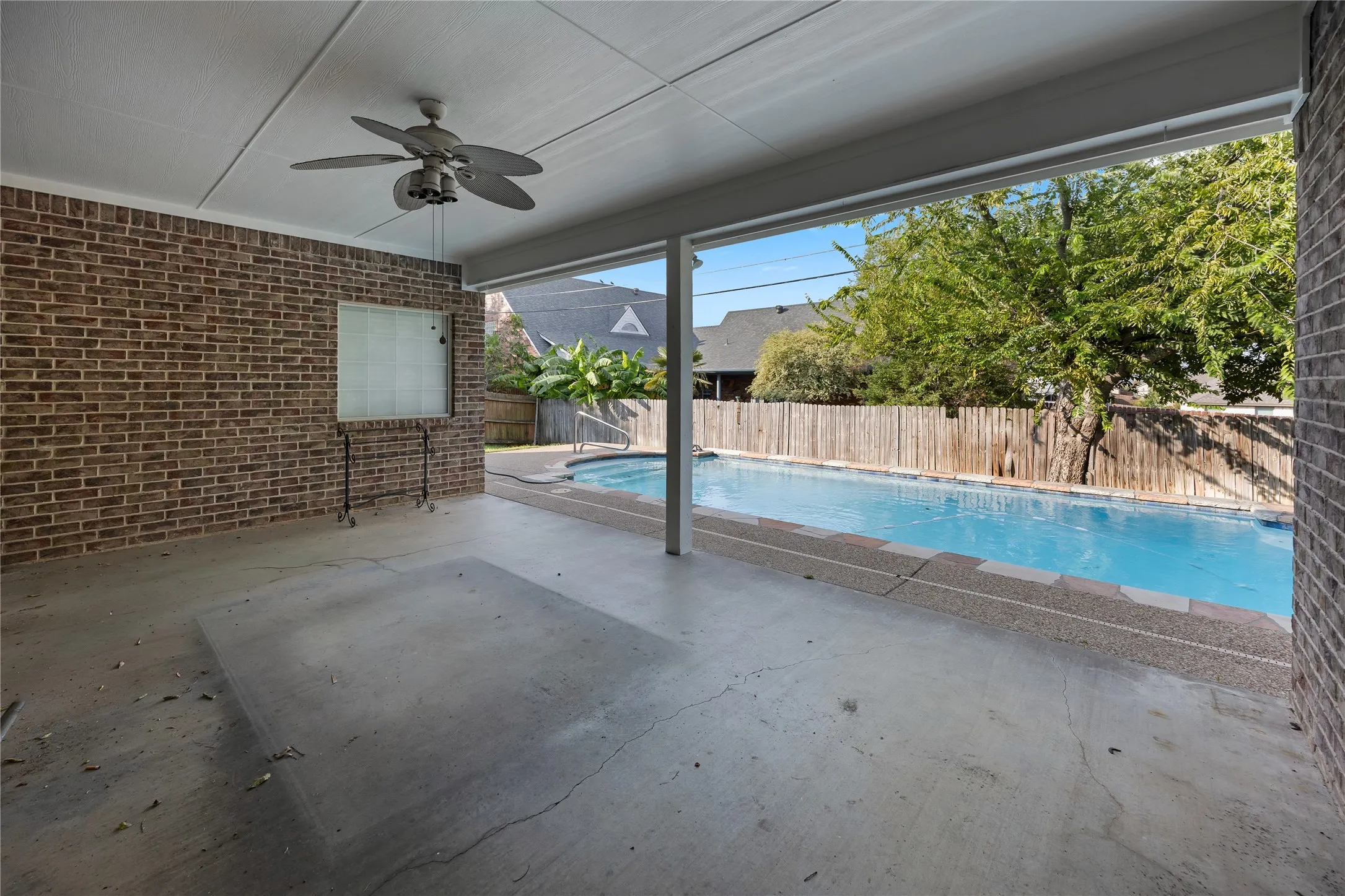Single Family Residence For Sale in Johnson County , 706 Meadowview, Cleburne, Texas 76033, 3 Bedroom, 3 Bathroom, 2 Garage spaces, 2,511 Sqft, built in 2001, mls#21400884, Real Estate Agent in Cleburne, Homes For Sale in Johnson county, Homes For Sale in Cleburne, Realtor in Cleburne Texas, Real Estate Brokerage Independent Realty Texas, Luminita Cordes Realtor