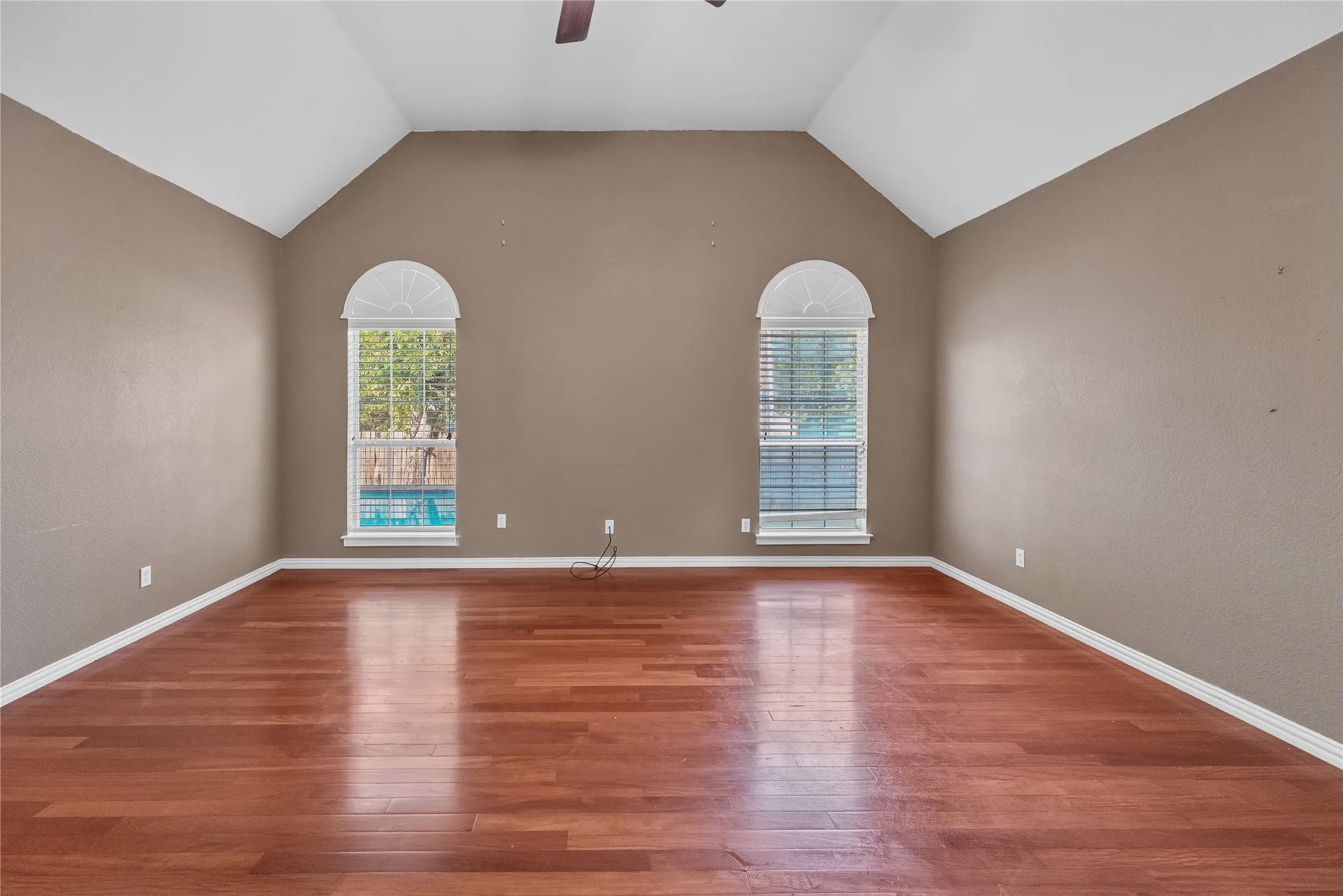 Single Family Residence For Sale in Johnson County , 706 Meadowview, Cleburne, Texas 76033, 3 Bedroom, 3 Bathroom, 2 Garage spaces, 2,511 Sqft, built in 2001, mls#21400884, Real Estate Agent in Cleburne, Homes For Sale in Johnson county, Homes For Sale in Cleburne, Realtor in Cleburne Texas, Real Estate Brokerage Independent Realty Texas, Luminita Cordes Realtor
