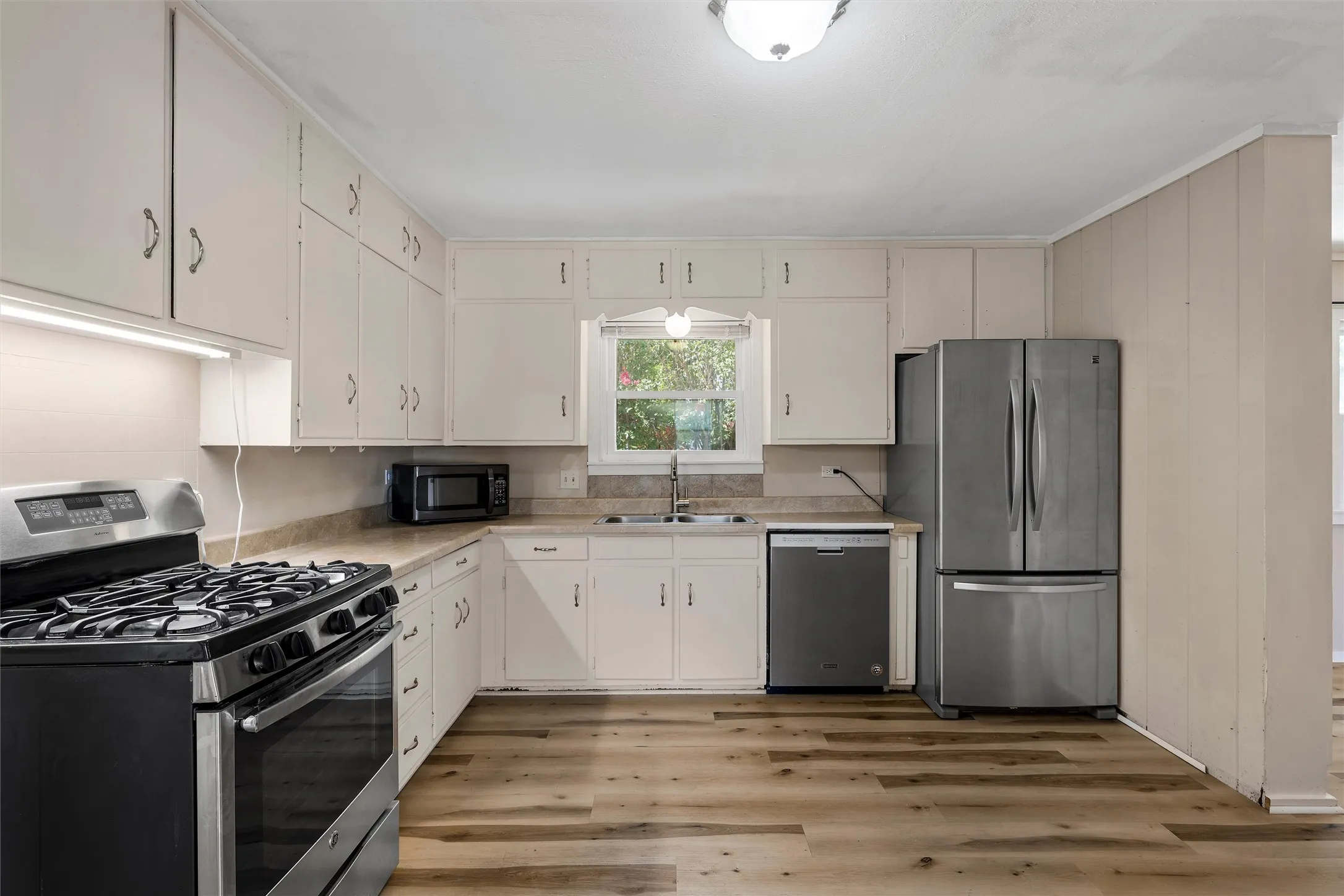 Single Family Residence For Sale in Mc Lennan County , 240 S Avenue A, Crawford, Texas 76638, 3 Bedroom, 2 Bathroom, Garage spaces, 1,755 Sqft, built in 1963, mls#21398824, Real Estate Agent in Crawford, Homes For Sale in Mc Lennan county, Homes For Sale in Crawford, Realtor in Crawford Texas, Real Estate Brokerage Independent Realty Texas, Luminita Cordes Realtor