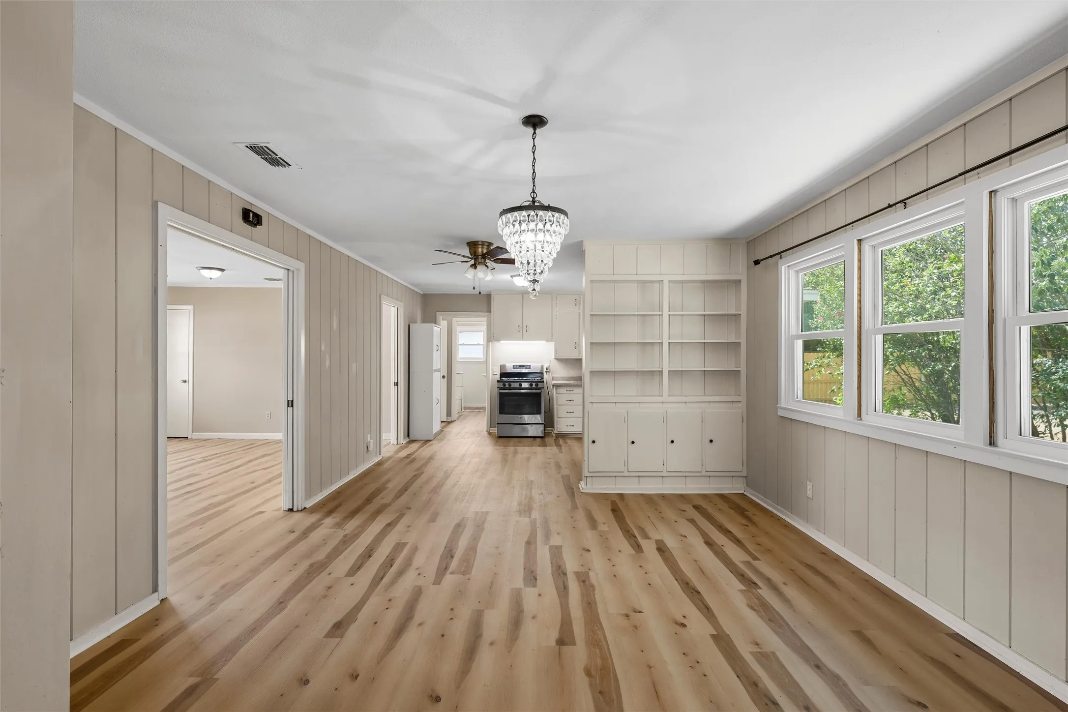Single Family Residence For Sale in Mc Lennan County , 240 S Avenue A, Crawford, Texas 76638, 3 Bedroom, 2 Bathroom, Garage spaces, 1,755 Sqft, built in 1963, mls#21398824, Real Estate Agent in Crawford, Homes For Sale in Mc Lennan county, Homes For Sale in Crawford, Realtor in Crawford Texas, Real Estate Brokerage Independent Realty Texas, Luminita Cordes Realtor