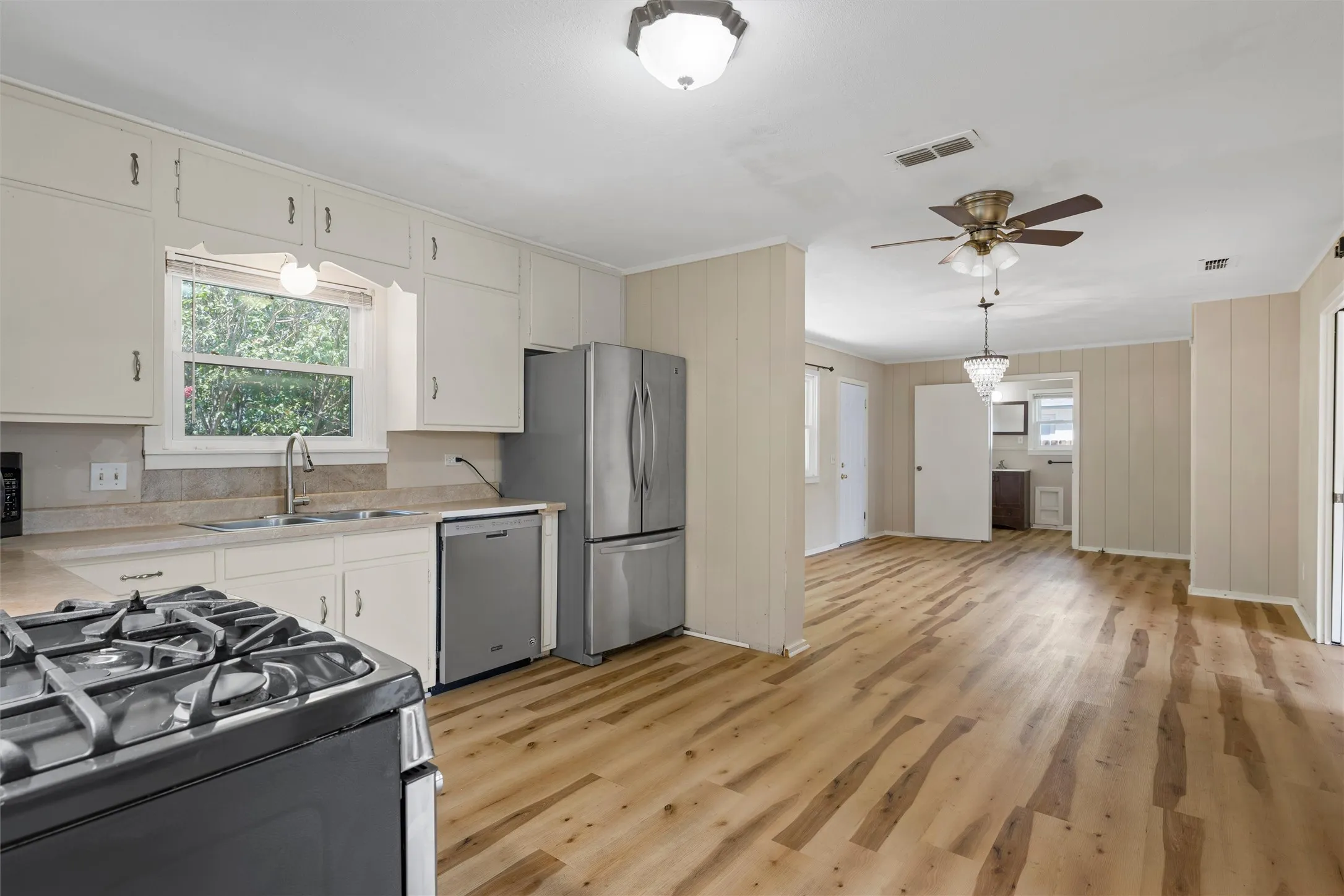 Single Family Residence For Sale in Mc Lennan County , 240 S Avenue A, Crawford, Texas 76638, 3 Bedroom, 2 Bathroom, Garage spaces, 1,755 Sqft, built in 1963, mls#21398824, Real Estate Agent in Crawford, Homes For Sale in Mc Lennan county, Homes For Sale in Crawford, Realtor in Crawford Texas, Real Estate Brokerage Independent Realty Texas, Luminita Cordes Realtor