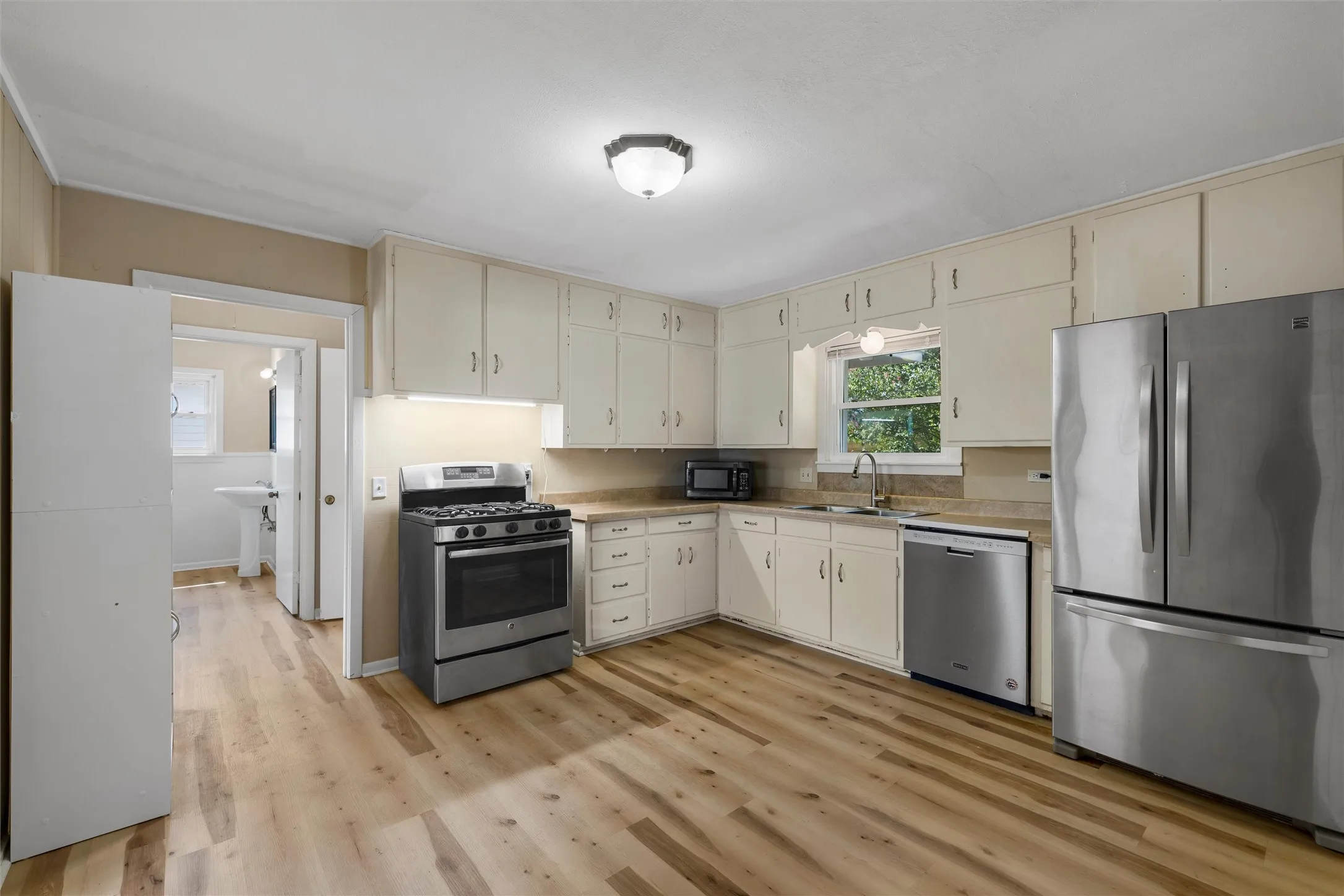Single Family Residence For Sale in Mc Lennan County , 240 S Avenue A, Crawford, Texas 76638, 3 Bedroom, 2 Bathroom, Garage spaces, 1,755 Sqft, built in 1963, mls#21398824, Real Estate Agent in Crawford, Homes For Sale in Mc Lennan county, Homes For Sale in Crawford, Realtor in Crawford Texas, Real Estate Brokerage Independent Realty Texas, Luminita Cordes Realtor