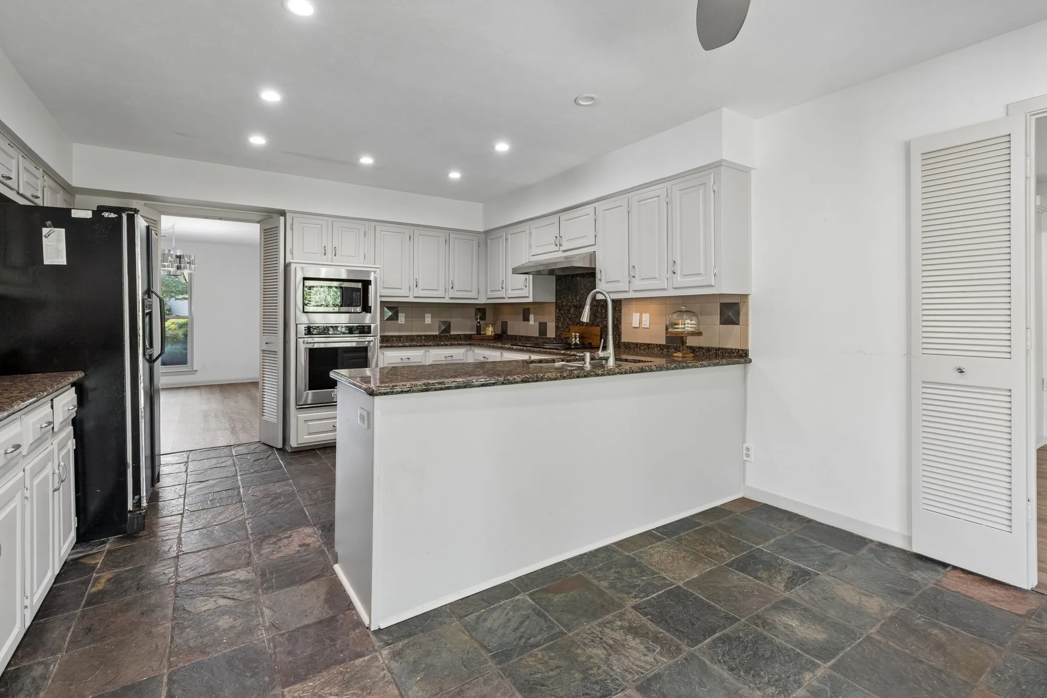 Single Family Residence For Sale in Dallas County , 6720 Robin Willow Court, Dallas, Texas 75248, 4 Bedroom, 3 Bathroom, 2 Garage spaces, 2,707 Sqft, built in 1978, mls#21398711, Real Estate Agent in Dallas, Homes For Sale in Dallas county, Homes For Sale in Dallas, Realtor in Dallas Texas, Real Estate Brokerage Independent Realty Texas, Luminita Cordes Realtor