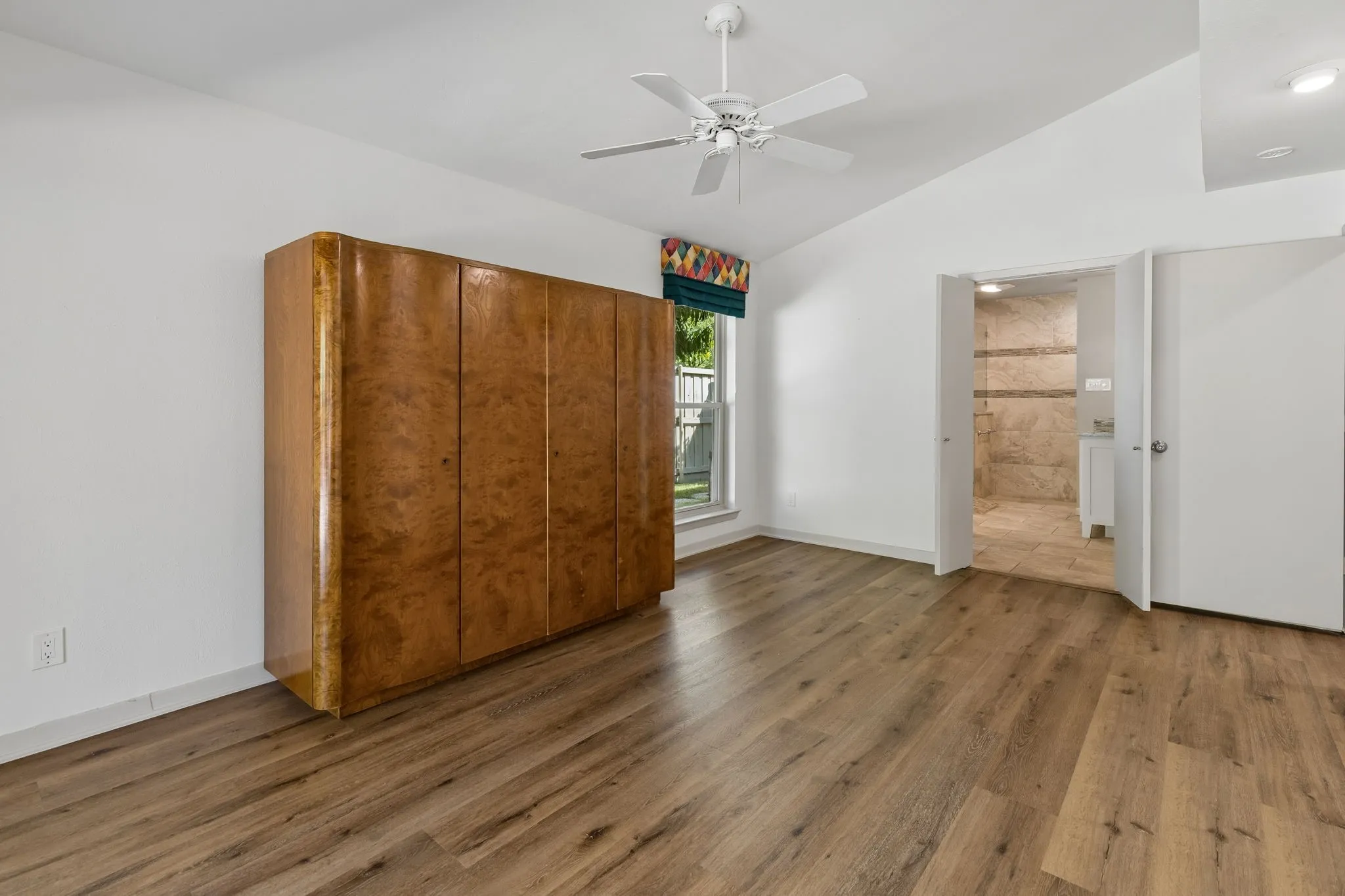 Single Family Residence For Sale in Dallas County , 6720 Robin Willow Court, Dallas, Texas 75248, 4 Bedroom, 3 Bathroom, 2 Garage spaces, 2,707 Sqft, built in 1978, mls#21398711, Real Estate Agent in Dallas, Homes For Sale in Dallas county, Homes For Sale in Dallas, Realtor in Dallas Texas, Real Estate Brokerage Independent Realty Texas, Luminita Cordes Realtor