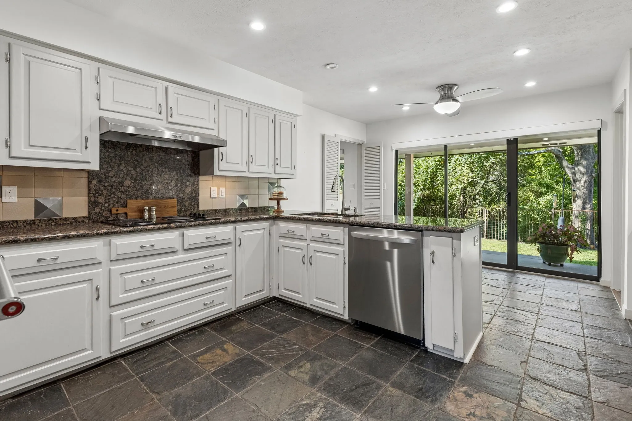 Single Family Residence For Sale in Dallas County , 6720 Robin Willow Court, Dallas, Texas 75248, 4 Bedroom, 3 Bathroom, 2 Garage spaces, 2,707 Sqft, built in 1978, mls#21398711, Real Estate Agent in Dallas, Homes For Sale in Dallas county, Homes For Sale in Dallas, Realtor in Dallas Texas, Real Estate Brokerage Independent Realty Texas, Luminita Cordes Realtor