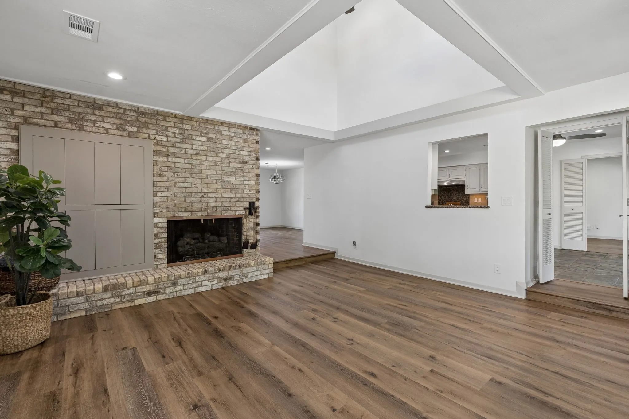 Single Family Residence For Sale in Dallas County , 6720 Robin Willow Court, Dallas, Texas 75248, 4 Bedroom, 3 Bathroom, 2 Garage spaces, 2,707 Sqft, built in 1978, mls#21398711, Real Estate Agent in Dallas, Homes For Sale in Dallas county, Homes For Sale in Dallas, Realtor in Dallas Texas, Real Estate Brokerage Independent Realty Texas, Luminita Cordes Realtor