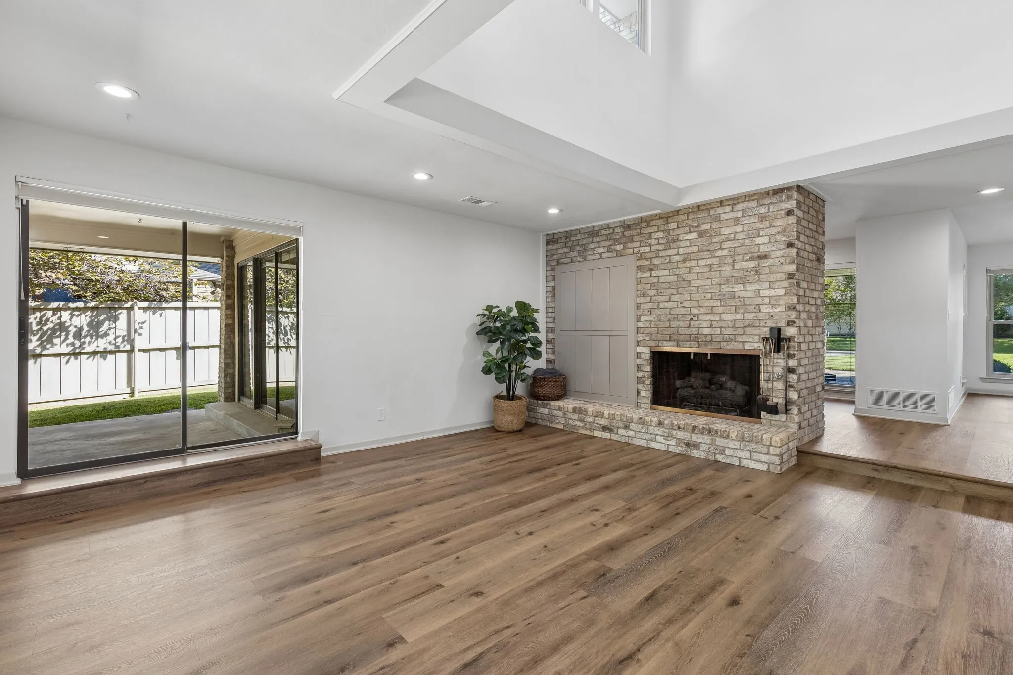 Single Family Residence For Sale in Dallas County , 6720 Robin Willow Court, Dallas, Texas 75248, 4 Bedroom, 3 Bathroom, 2 Garage spaces, 2,707 Sqft, built in 1978, mls#21398711, Real Estate Agent in Dallas, Homes For Sale in Dallas county, Homes For Sale in Dallas, Realtor in Dallas Texas, Real Estate Brokerage Independent Realty Texas, Luminita Cordes Realtor