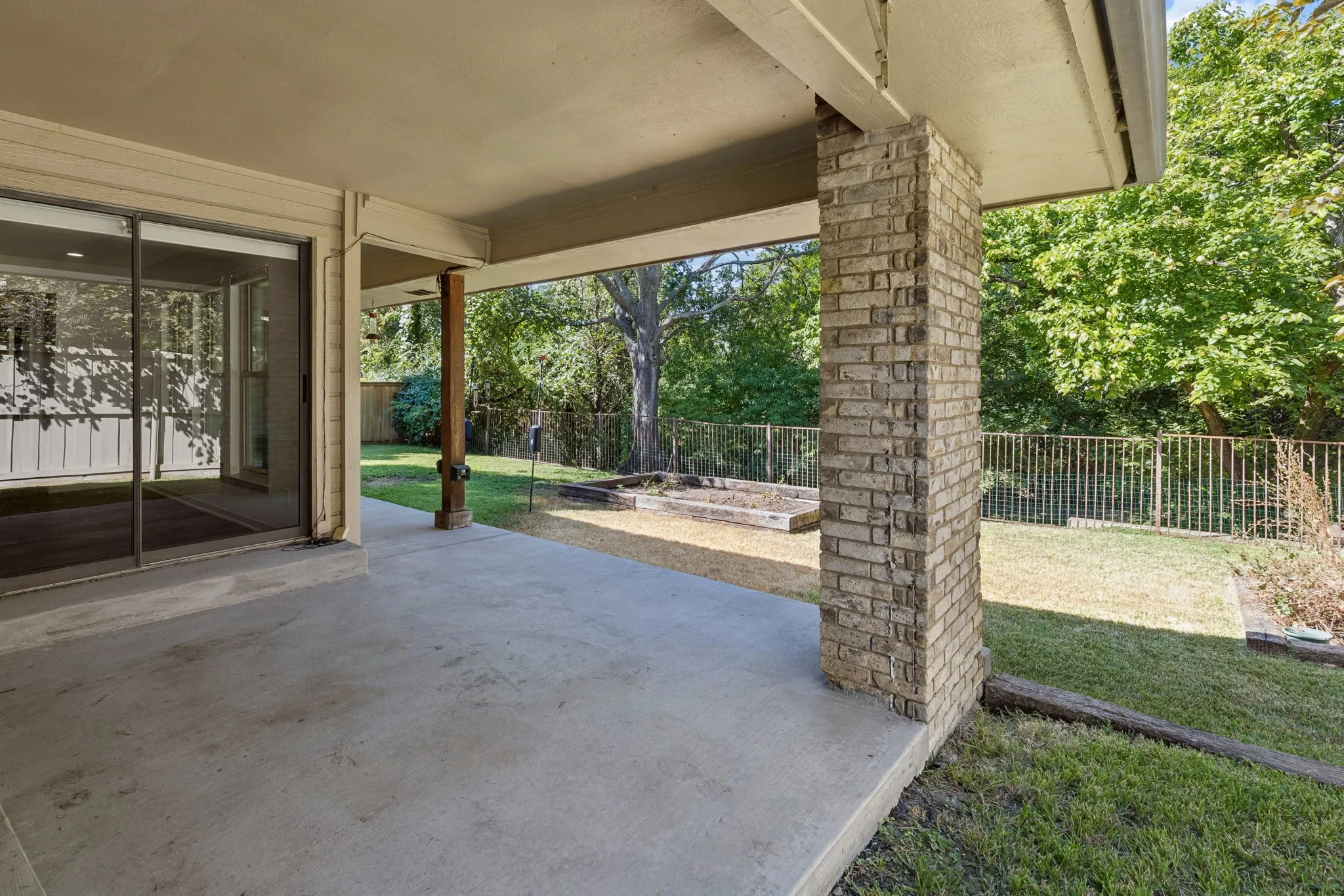 Single Family Residence For Sale in Dallas County , 6720 Robin Willow Court, Dallas, Texas 75248, 4 Bedroom, 3 Bathroom, 2 Garage spaces, 2,707 Sqft, built in 1978, mls#21398711, Real Estate Agent in Dallas, Homes For Sale in Dallas county, Homes For Sale in Dallas, Realtor in Dallas Texas, Real Estate Brokerage Independent Realty Texas, Luminita Cordes Realtor