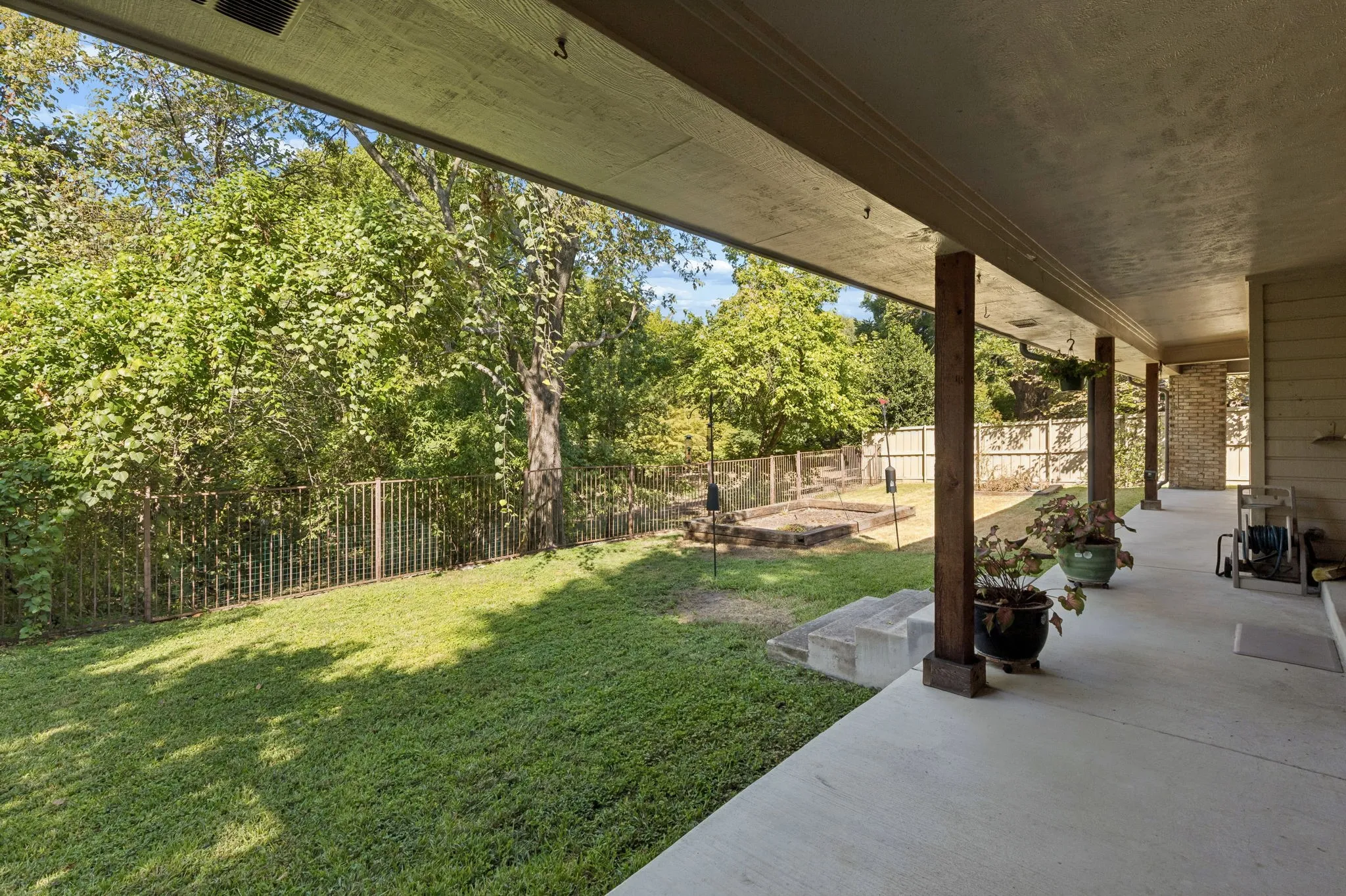 Single Family Residence For Sale in Dallas County , 6720 Robin Willow Court, Dallas, Texas 75248, 4 Bedroom, 3 Bathroom, 2 Garage spaces, 2,707 Sqft, built in 1978, mls#21398711, Real Estate Agent in Dallas, Homes For Sale in Dallas county, Homes For Sale in Dallas, Realtor in Dallas Texas, Real Estate Brokerage Independent Realty Texas, Luminita Cordes Realtor