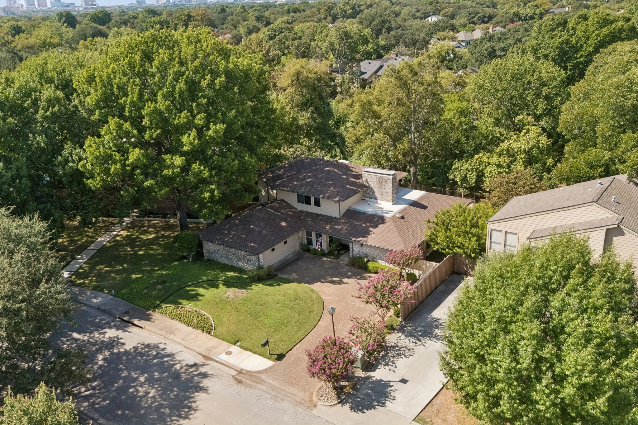 Single Family Residence For Sale in Dallas County , 6720 Robin Willow Court, Dallas, Texas 75248, 4 Bedroom, 3 Bathroom, 2 Garage spaces, 2,707 Sqft, built in 1978, mls#21398711, Real Estate Agent in Dallas, Homes For Sale in Dallas county, Homes For Sale in Dallas, Realtor in Dallas Texas, Real Estate Brokerage Independent Realty Texas, Luminita Cordes Realtor