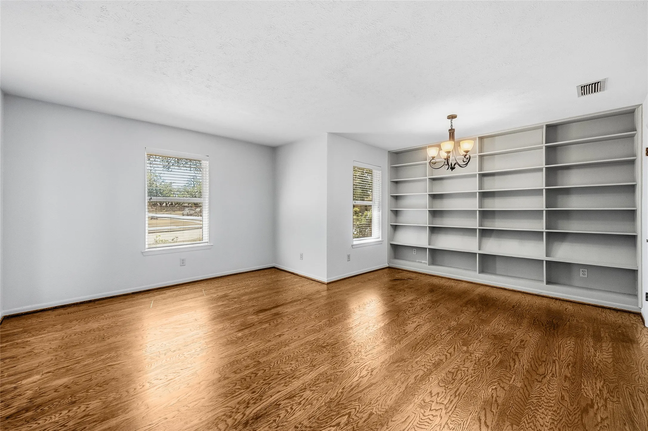 Single Family Residence For Sale in Dallas County , 2433 Pinehurst Lane, Mesquite, Texas 75150, 3 Bedroom, 2 Bathroom, 2 Garage spaces, 2,062 Sqft, built in 1973, mls#21392965, Real Estate Agent in Mesquite, Homes For Sale in Dallas county, Homes For Sale in Mesquite, Realtor in Mesquite Texas, Real Estate Brokerage Independent Realty Texas, Luminita Cordes Realtor