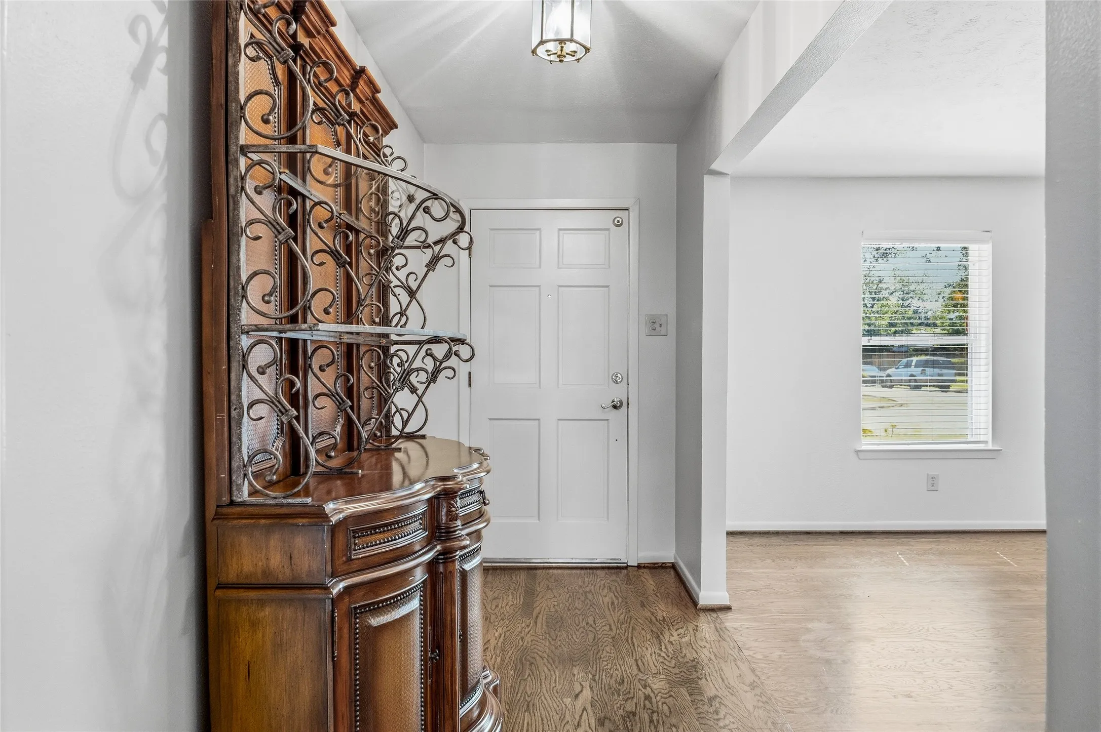 Single Family Residence For Sale in Dallas County , 2433 Pinehurst Lane, Mesquite, Texas 75150, 3 Bedroom, 2 Bathroom, 2 Garage spaces, 2,062 Sqft, built in 1973, mls#21392965, Real Estate Agent in Mesquite, Homes For Sale in Dallas county, Homes For Sale in Mesquite, Realtor in Mesquite Texas, Real Estate Brokerage Independent Realty Texas, Luminita Cordes Realtor