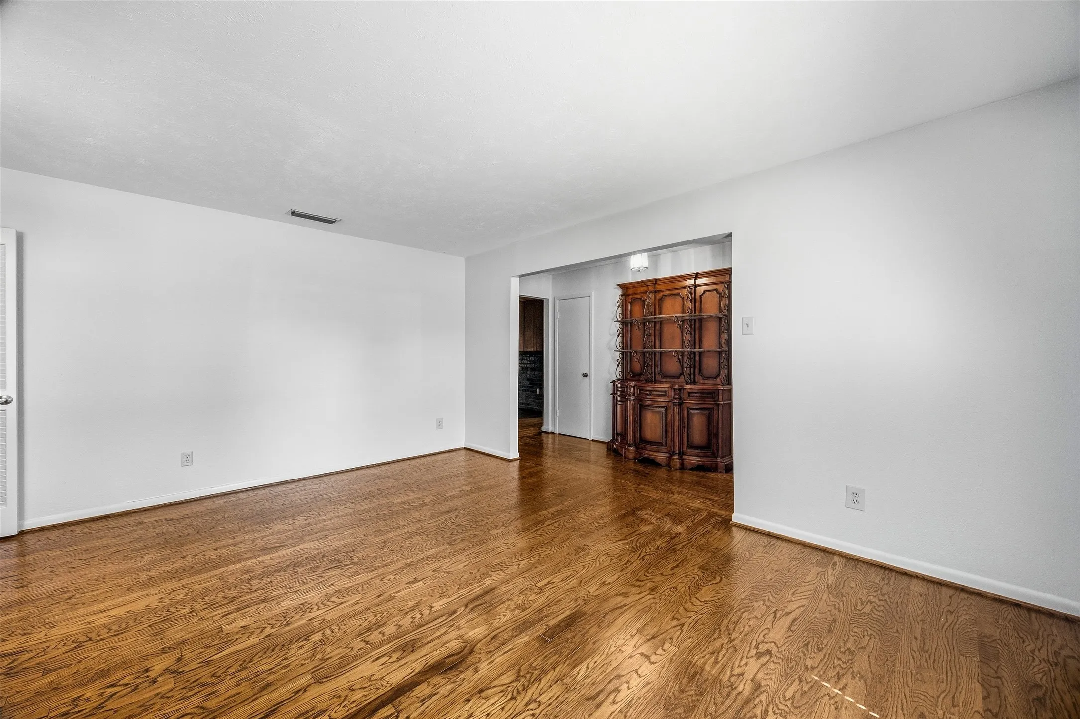 Single Family Residence For Sale in Dallas County , 2433 Pinehurst Lane, Mesquite, Texas 75150, 3 Bedroom, 2 Bathroom, 2 Garage spaces, 2,062 Sqft, built in 1973, mls#21392965, Real Estate Agent in Mesquite, Homes For Sale in Dallas county, Homes For Sale in Mesquite, Realtor in Mesquite Texas, Real Estate Brokerage Independent Realty Texas, Luminita Cordes Realtor