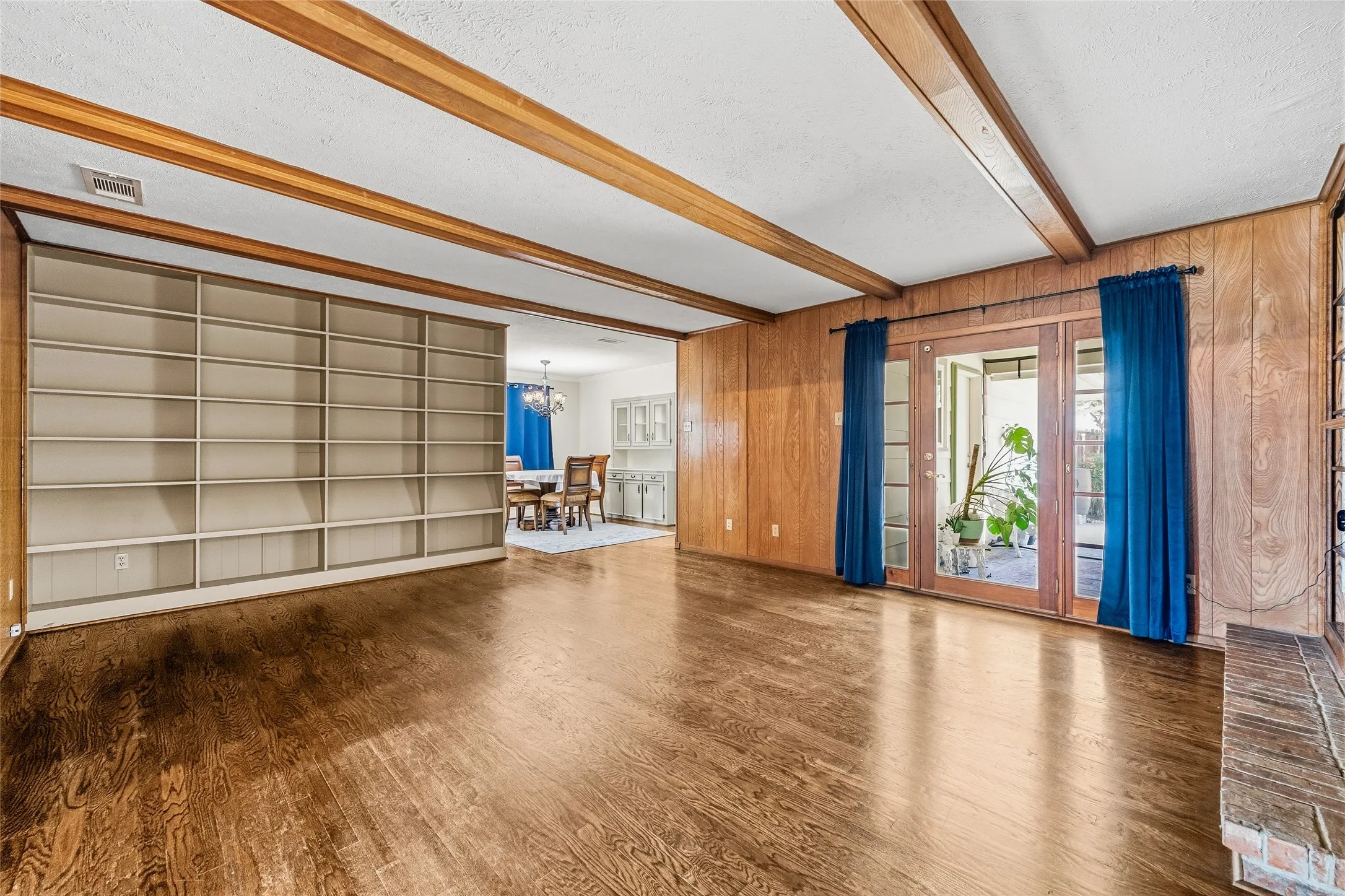 Single Family Residence For Sale in Dallas County , 2433 Pinehurst Lane, Mesquite, Texas 75150, 3 Bedroom, 2 Bathroom, 2 Garage spaces, 2,062 Sqft, built in 1973, mls#21392965, Real Estate Agent in Mesquite, Homes For Sale in Dallas county, Homes For Sale in Mesquite, Realtor in Mesquite Texas, Real Estate Brokerage Independent Realty Texas, Luminita Cordes Realtor