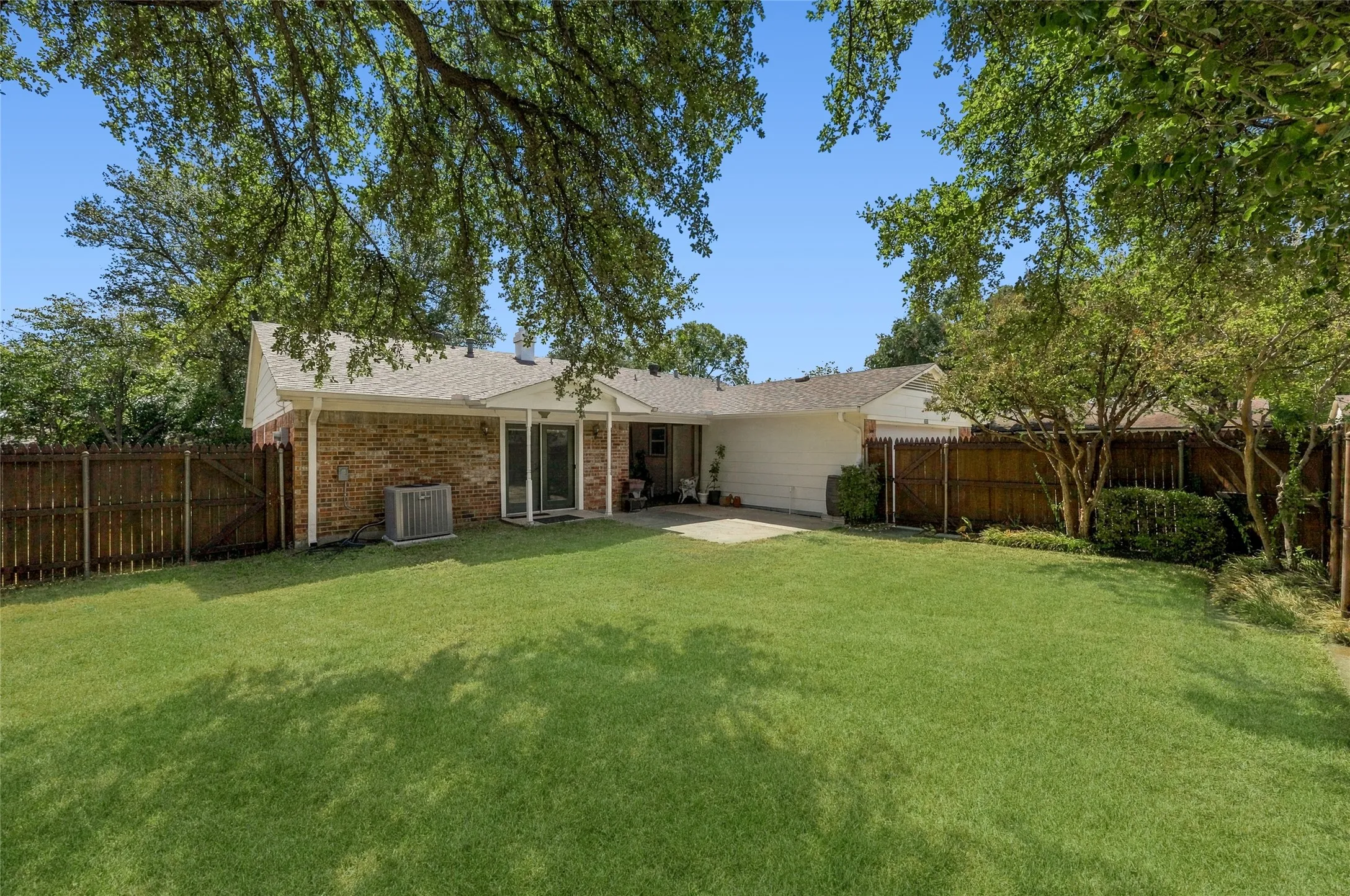 Single Family Residence For Sale in Dallas County , 2433 Pinehurst Lane, Mesquite, Texas 75150, 3 Bedroom, 2 Bathroom, 2 Garage spaces, 2,062 Sqft, built in 1973, mls#21392965, Real Estate Agent in Mesquite, Homes For Sale in Dallas county, Homes For Sale in Mesquite, Realtor in Mesquite Texas, Real Estate Brokerage Independent Realty Texas, Luminita Cordes Realtor