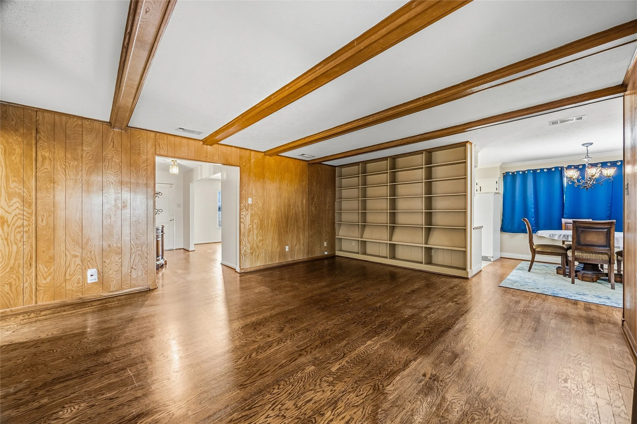 Single Family Residence For Sale in Dallas County , 2433 Pinehurst Lane, Mesquite, Texas 75150, 3 Bedroom, 2 Bathroom, 2 Garage spaces, 2,062 Sqft, built in 1973, mls#21392965, Real Estate Agent in Mesquite, Homes For Sale in Dallas county, Homes For Sale in Mesquite, Realtor in Mesquite Texas, Real Estate Brokerage Independent Realty Texas, Luminita Cordes Realtor