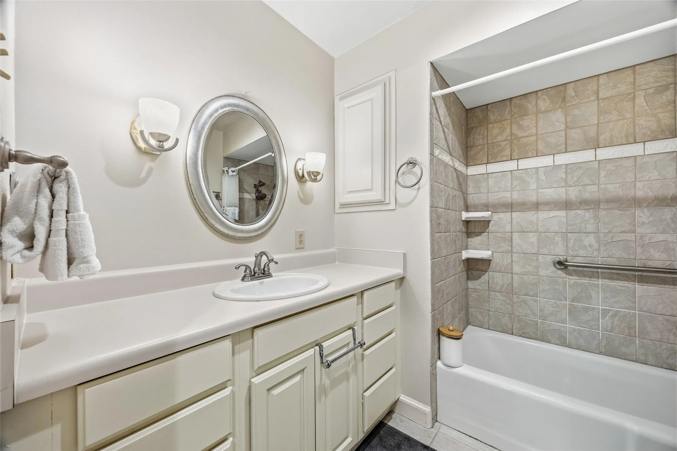 Single Family Residence For Sale in Dallas County , 2433 Pinehurst Lane, Mesquite, Texas 75150, 3 Bedroom, 2 Bathroom, 2 Garage spaces, 2,062 Sqft, built in 1973, mls#21392965, Real Estate Agent in Mesquite, Homes For Sale in Dallas county, Homes For Sale in Mesquite, Realtor in Mesquite Texas, Real Estate Brokerage Independent Realty Texas, Luminita Cordes Realtor