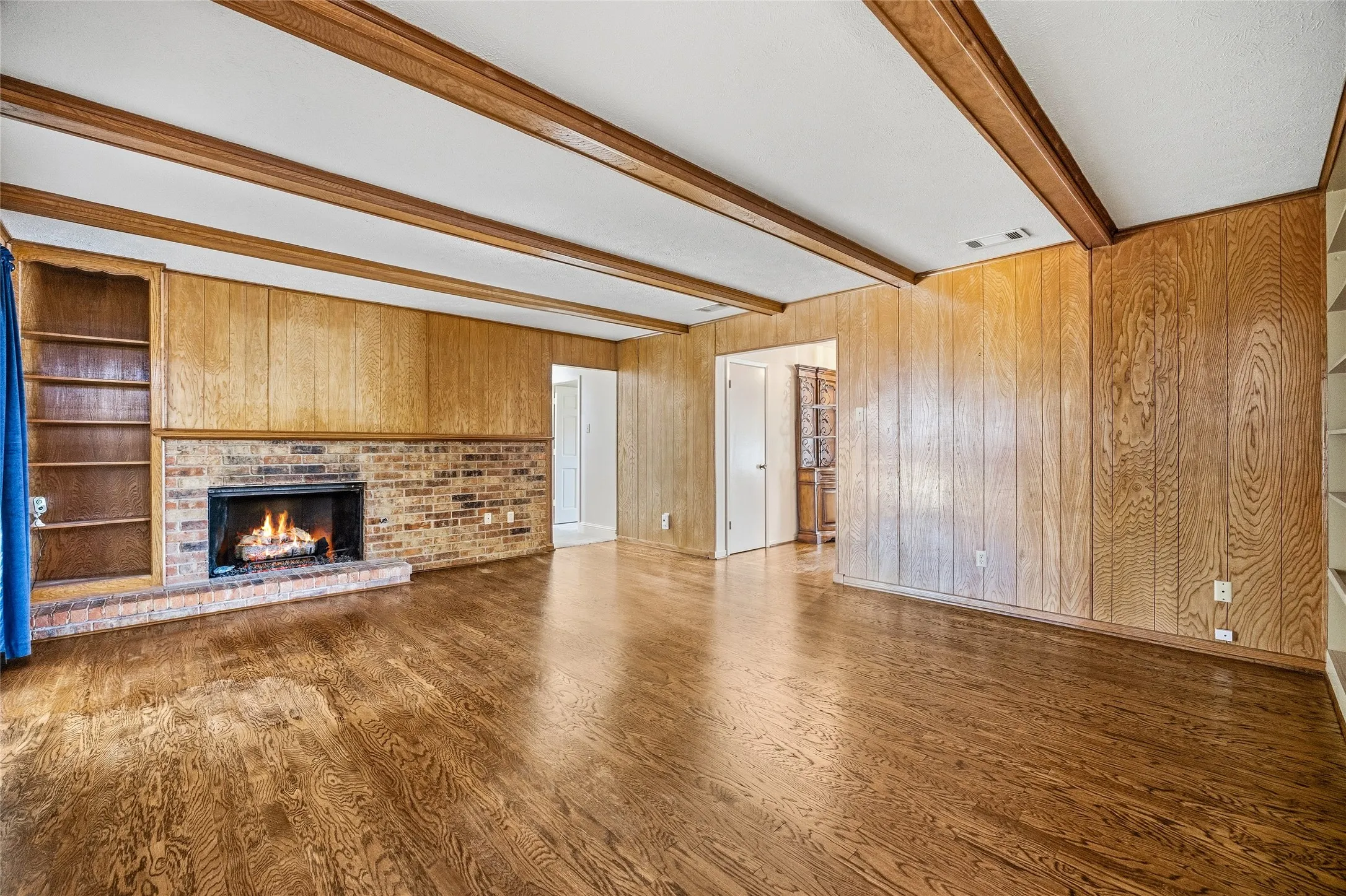 Single Family Residence For Sale in Dallas County , 2433 Pinehurst Lane, Mesquite, Texas 75150, 3 Bedroom, 2 Bathroom, 2 Garage spaces, 2,062 Sqft, built in 1973, mls#21392965, Real Estate Agent in Mesquite, Homes For Sale in Dallas county, Homes For Sale in Mesquite, Realtor in Mesquite Texas, Real Estate Brokerage Independent Realty Texas, Luminita Cordes Realtor